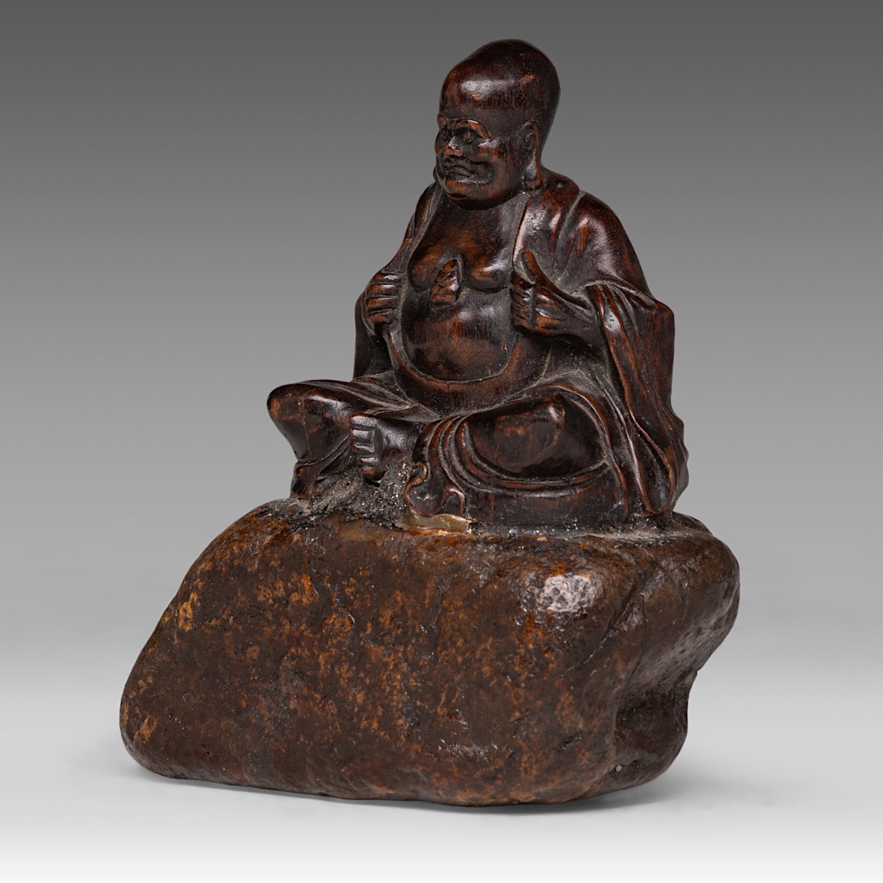 A finely carved wooden figure of 'Open Heart Gobaka Arhat (Luohan)', fixed on rock work, 18thC/19thC - Image 2 of 8