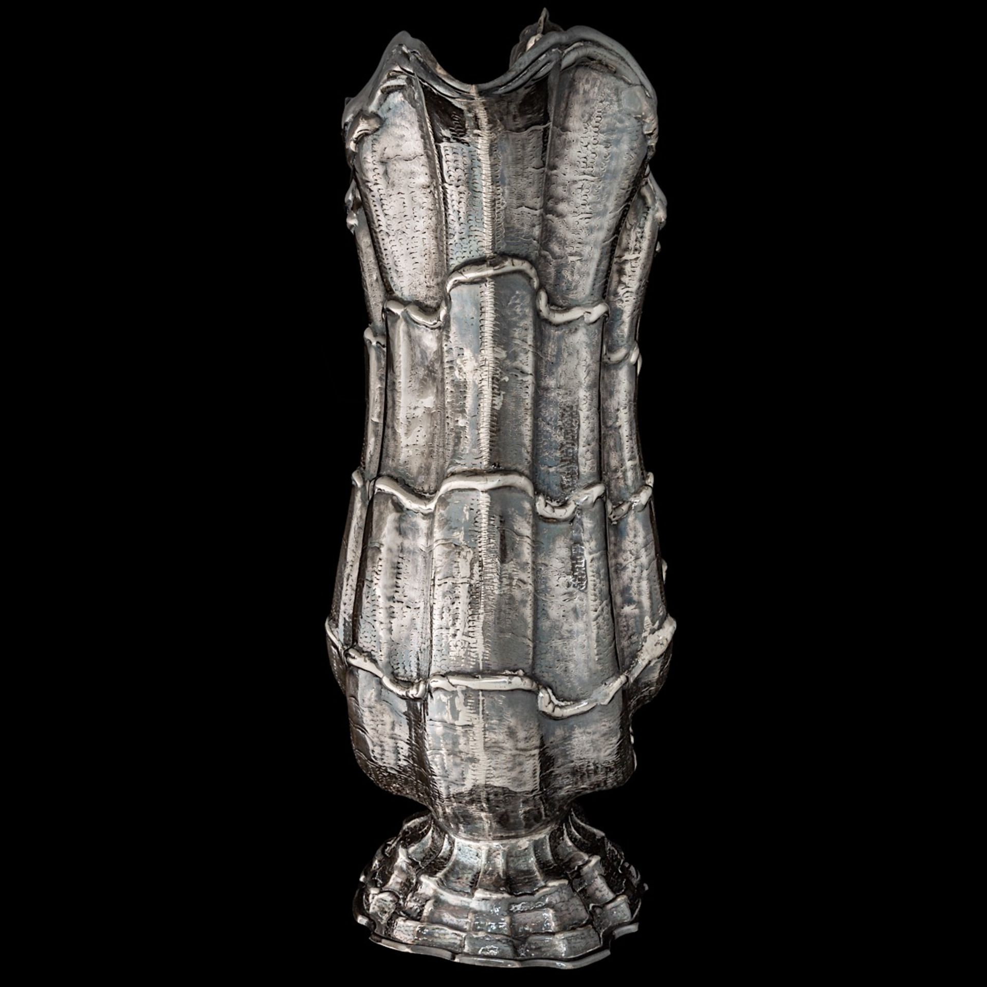 Two (19thC)- 20th-century silver turbo shell-shaped ewers, indecipherably hallmarked, H 25,5 - 26 cm - Bild 5 aus 13