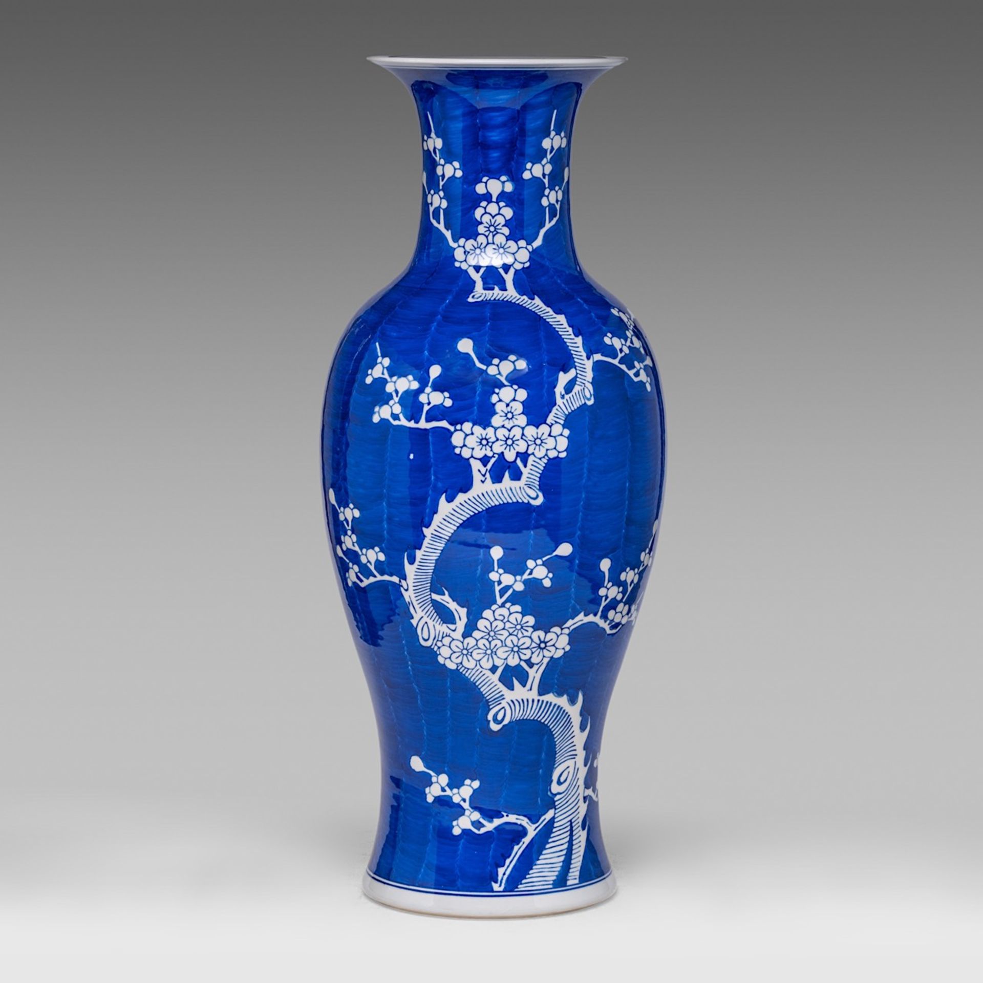 A Chinese blue and white 'Prunus on cracked ice' baluster vase, 20thC, H 63,5 cm - Bild 3 aus 6