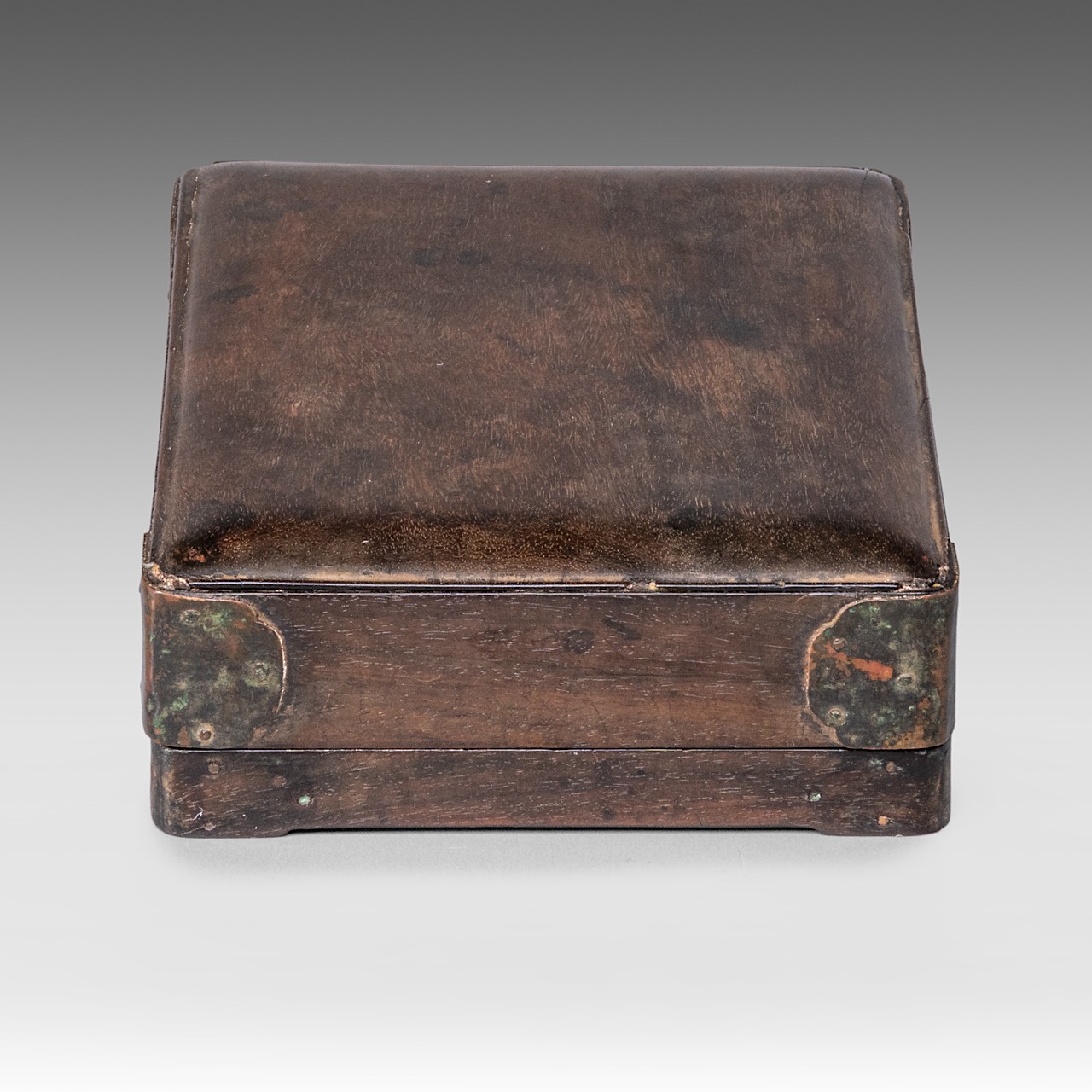 A Chinese hardwood box and cover, presumably zitan wood, late Qing, 18 x 13,5 - H 5 cm - Image 5 of 10