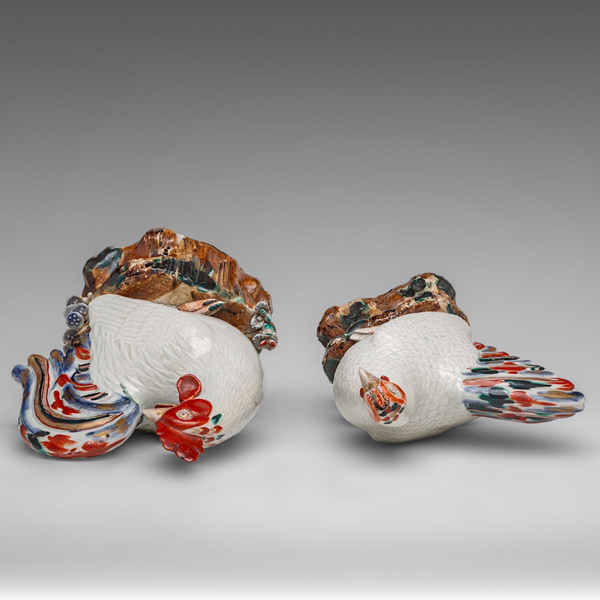 Two pairing Japanese Arita models of a Cockerel and a Hen, Edo period (late 17thC), H 25,5 - 26,4 cm - Image 6 of 7