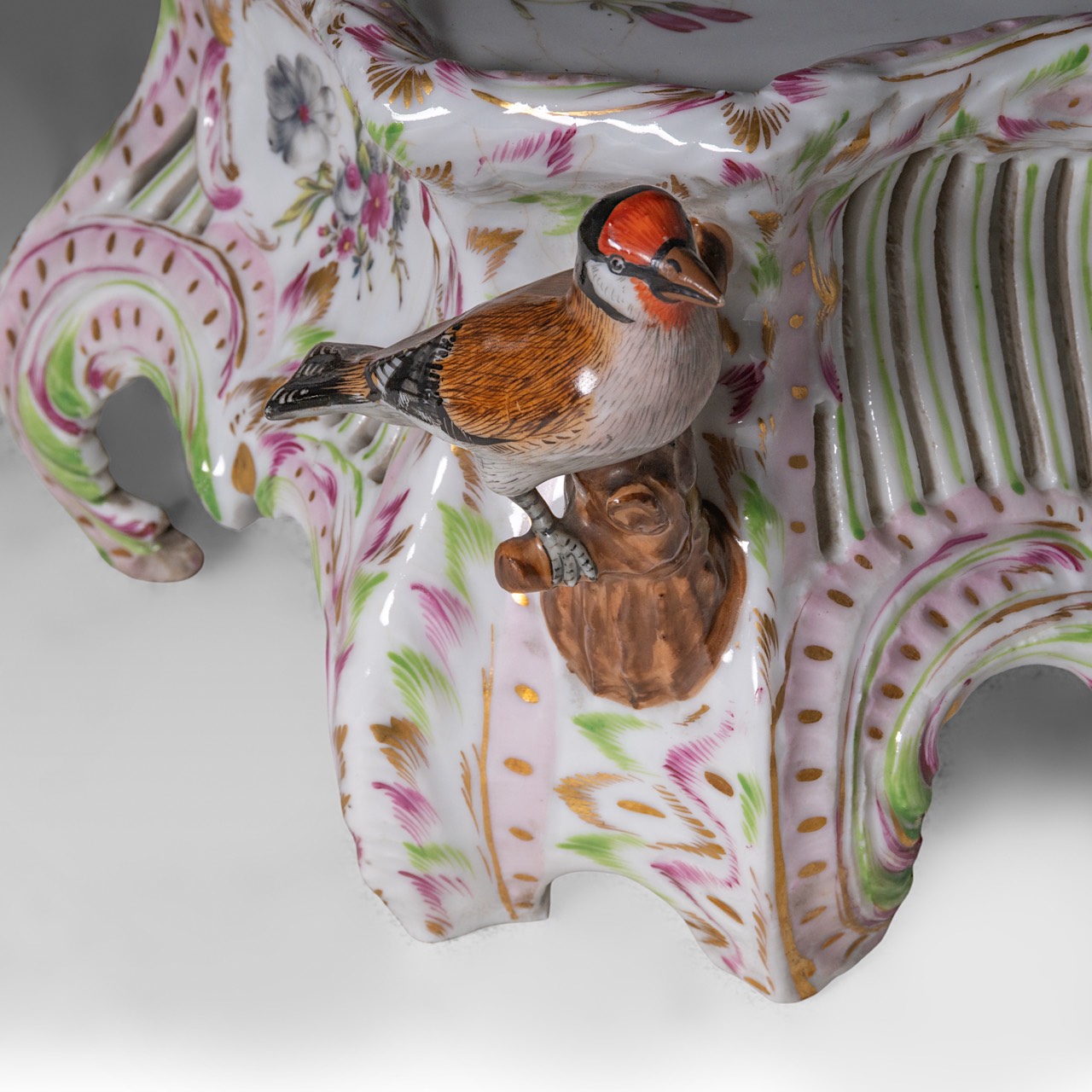 A polychrome Saxony porcelain basket on stand, decorated with modelled birds and flowers, H 33 - W 4 - Image 9 of 12