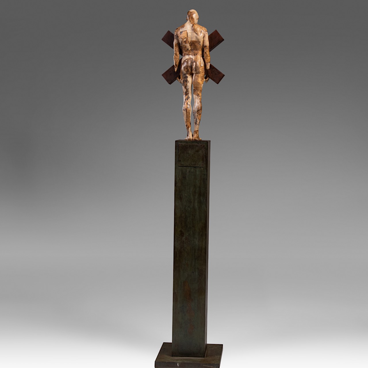 Josep Bofill (1942), male figure, mixed media (bronze, resin, newspaper), 1/3, H: 172 cm (+) - Image 5 of 12