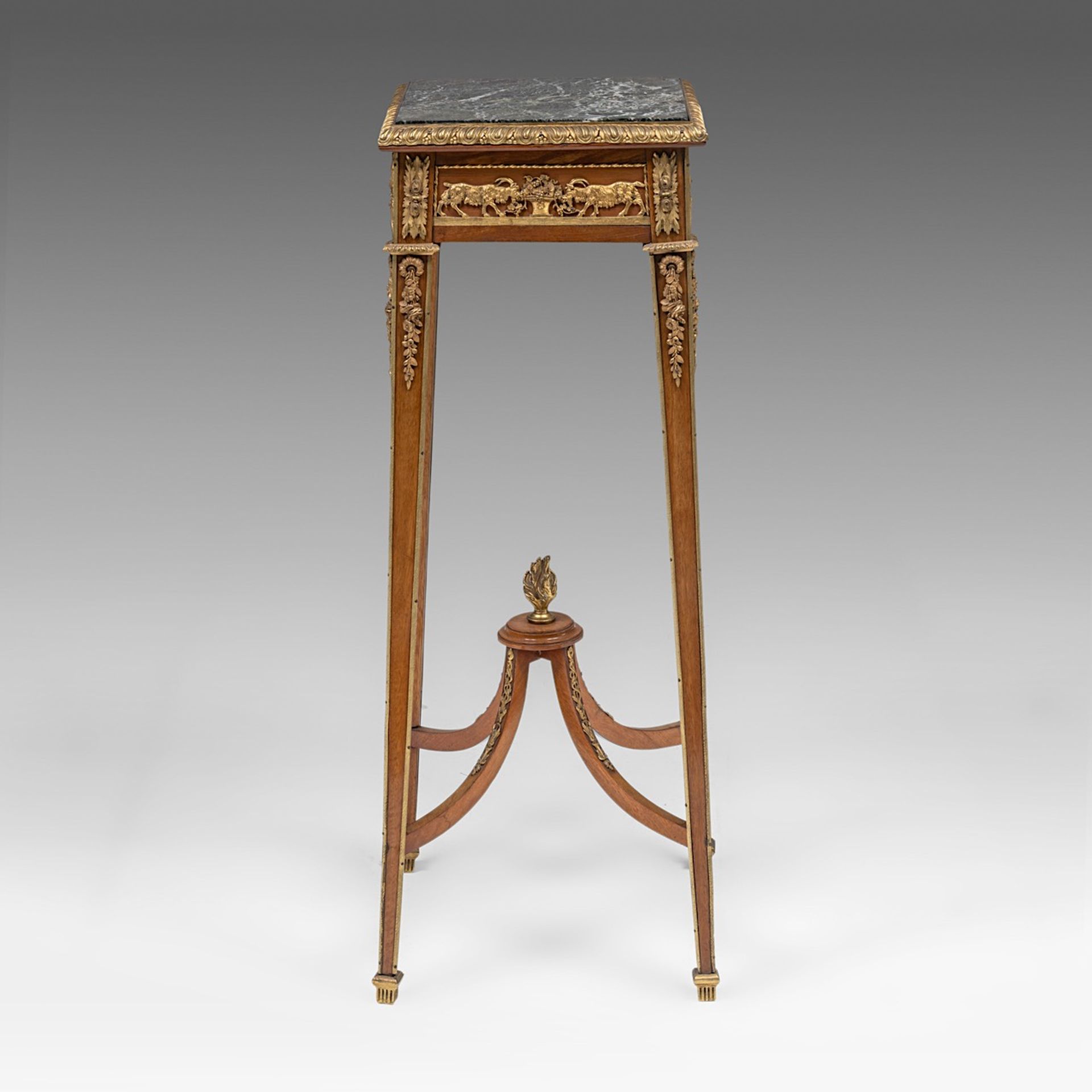 A walnut marble-topped Louis XVI-style side table with gilt bronze mounts, H 87,5 cm - W 30 cm - D 3 - Bild 4 aus 7