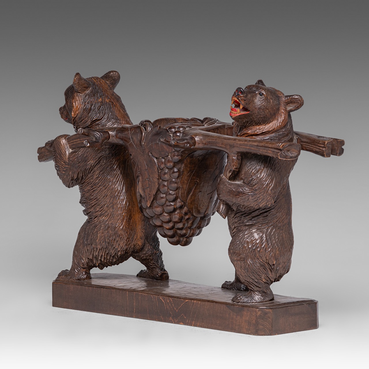 A Black Forest carved wooden liquor stand with two bears carrying the decanter and six glasses, H 4 - Bild 6 aus 10
