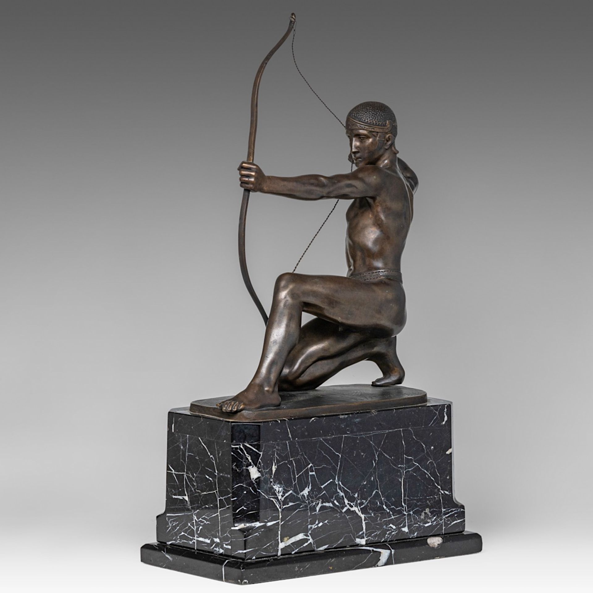 Rudolf Kaesbach (1873-1955), Spartan archer, patinated bronze Art Deco sculpture on a marble base, H - Bild 4 aus 9