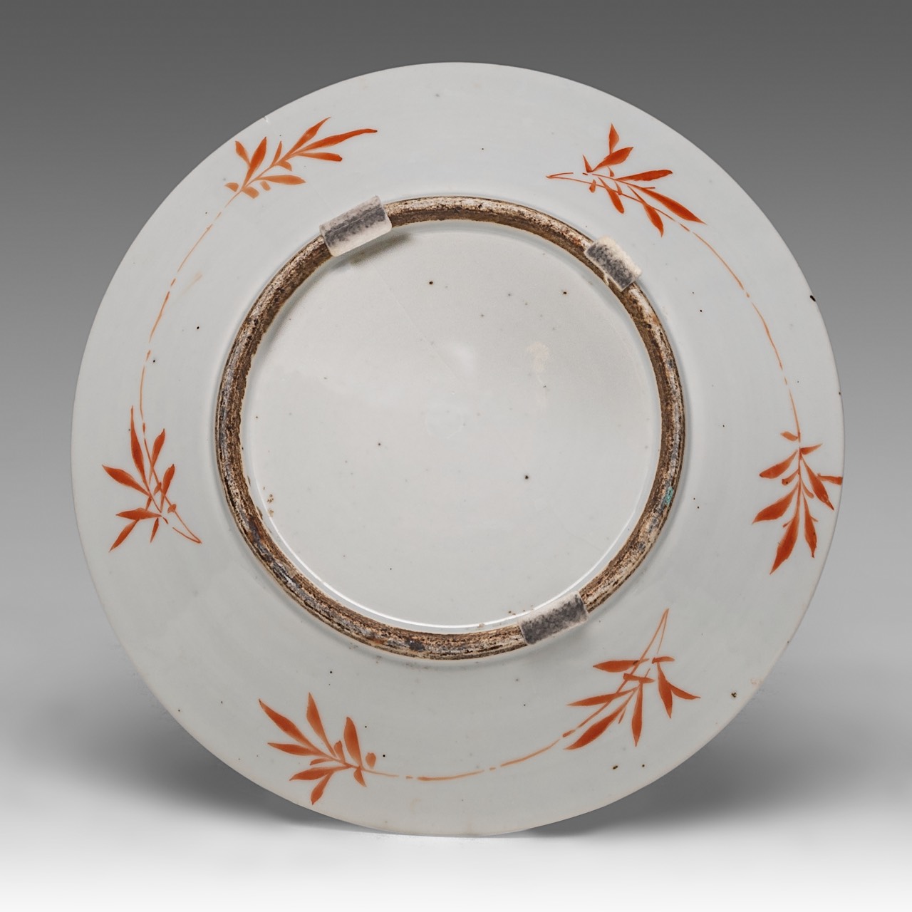 A collection of ten Chinese mineral carvings and a porcelain plate, incl. a carved mother-of-pearl s - Image 4 of 23