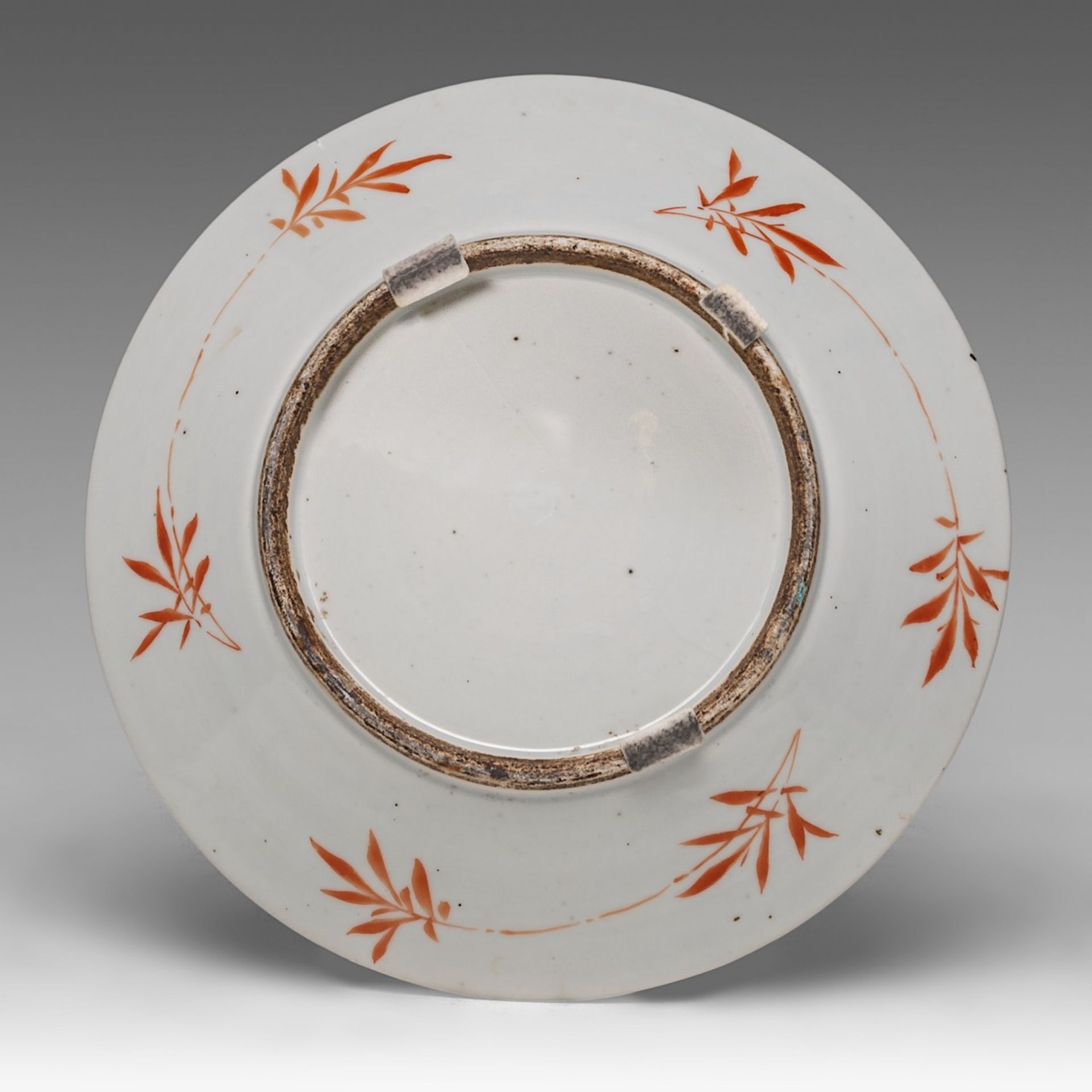 A collection of ten Chinese mineral carvings and a porcelain plate, incl. a carved mother-of-pearl s - Image 4 of 23