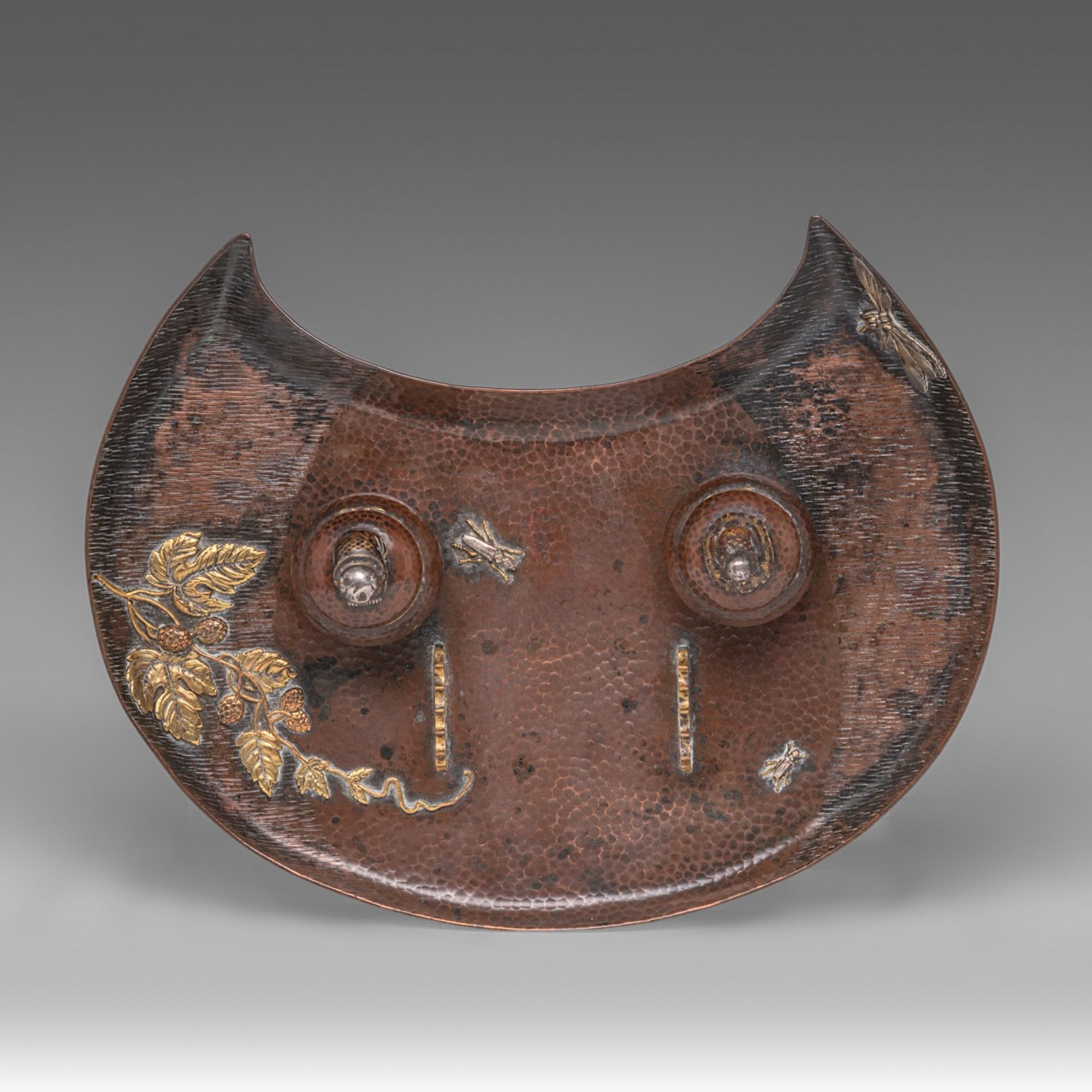 A Japanese writing set, with an inkwell, sand pot and penholder on a bronze crescent shaped-plate, M - Bild 6 aus 9