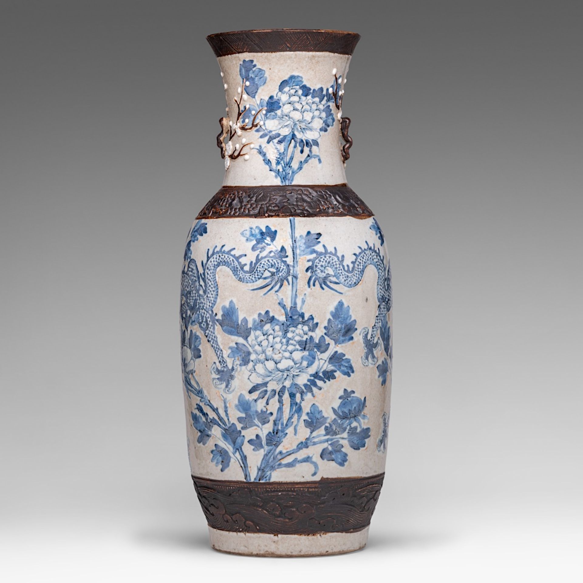 A Chinese blue and white 'Dragons amongst Peonies' Nanking stoneware vase, 19thC, H 51,5 cm - Bild 3 aus 6