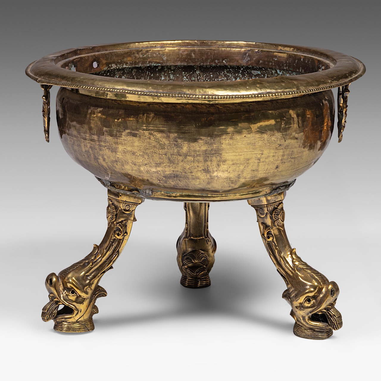 A brass wine cooler, the feet moddeled as dolphins, ca. 1700, H 47 - dia 60 cm - Image 3 of 6