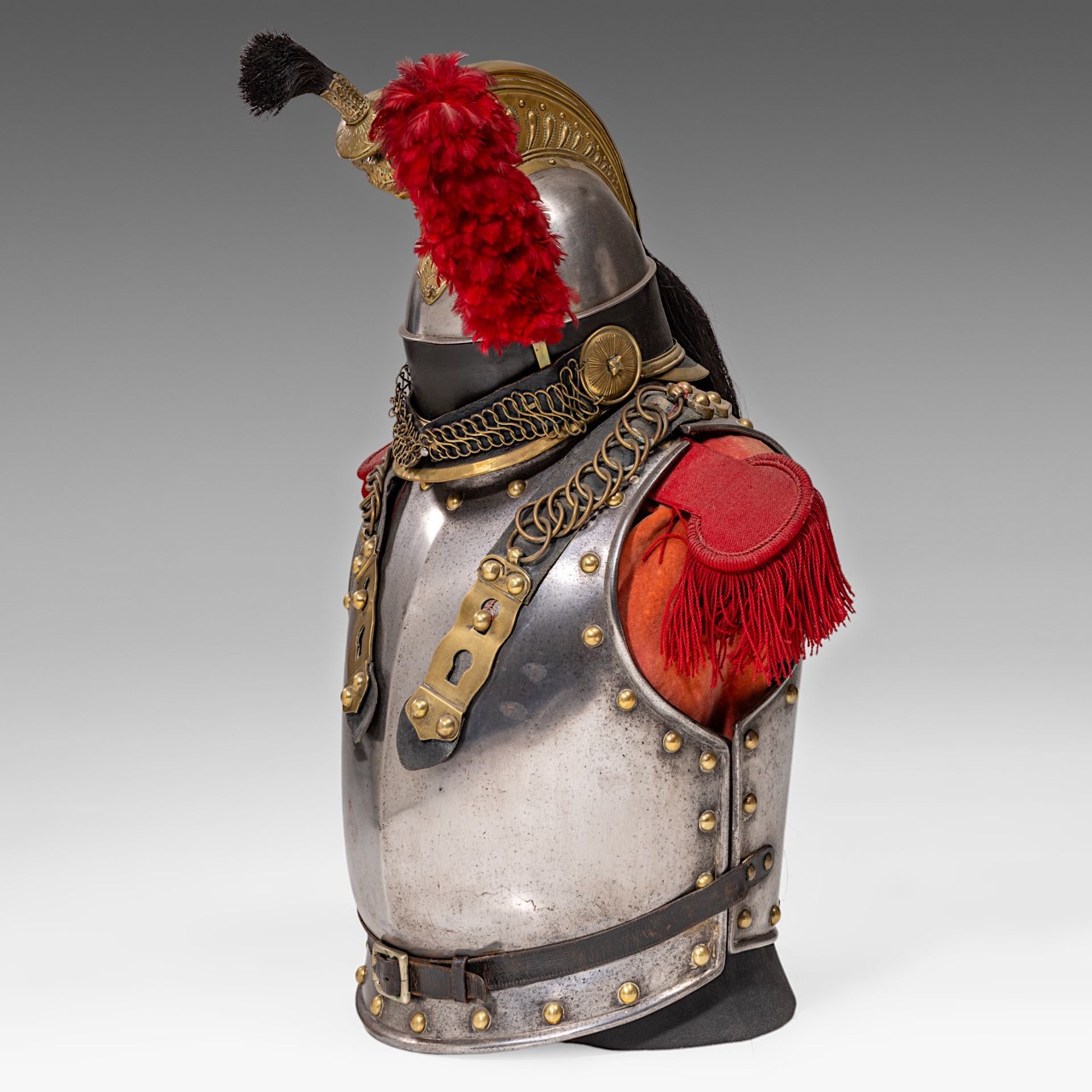 Cuirass and helmet for the French cuirassiers, metal, brass and textile, 1859-1872 73 x 30 x 38 cm. - Image 2 of 7
