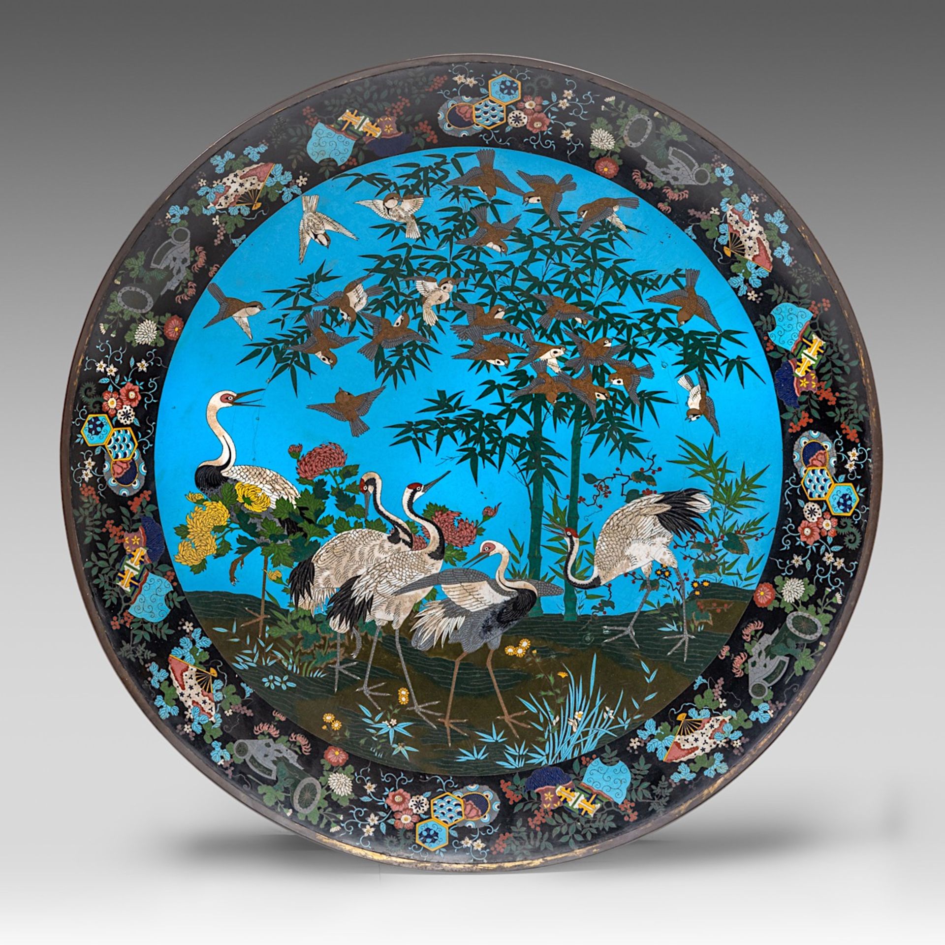 A pair of large Japanese cloisonne enamelled plates with scenes of cranes, late Meiji (1868-1912), b - Bild 4 aus 4