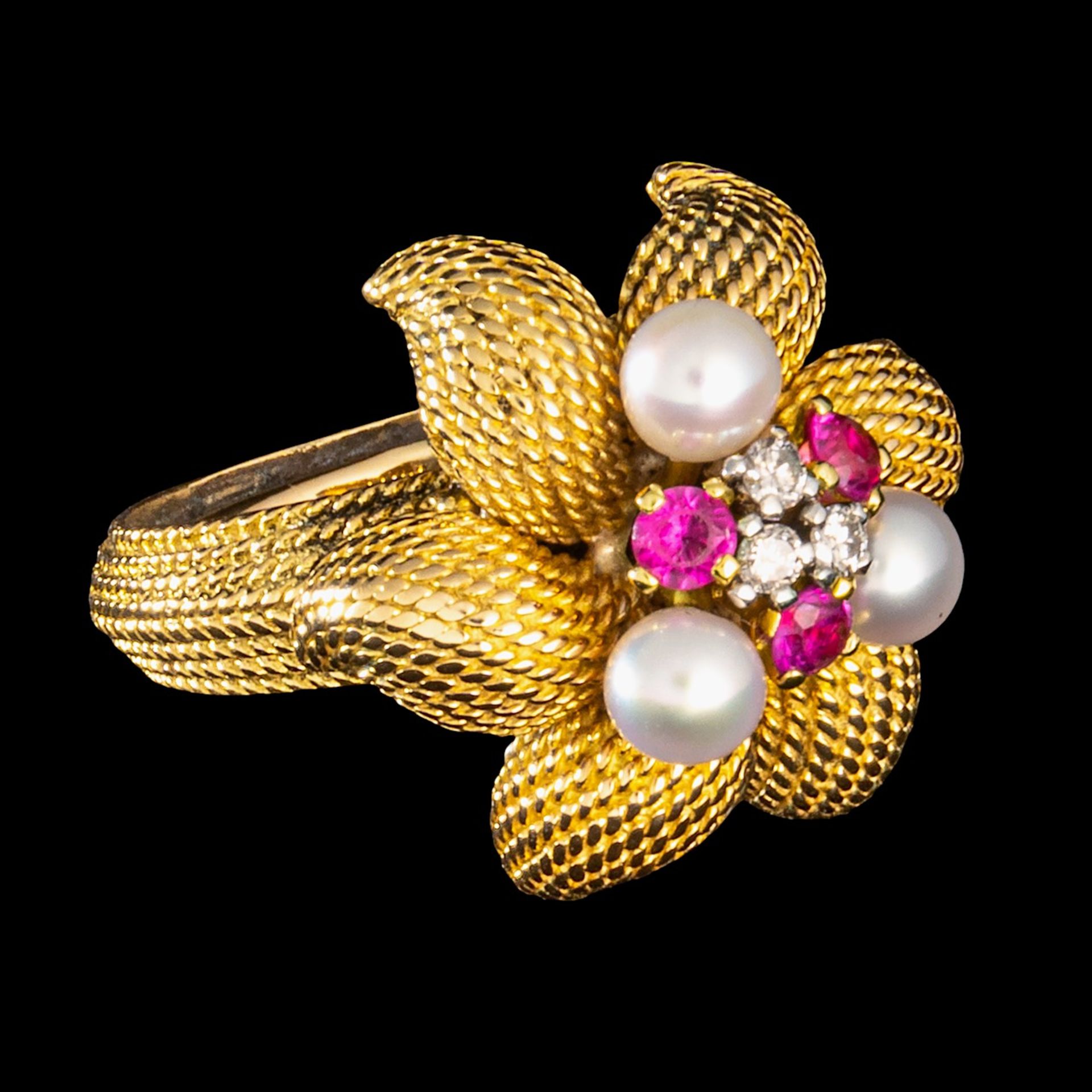 An 18ct yellow gold ring, floral set with diamonds, rubies and pearls, weight: ca 19,1 g - Bild 3 aus 5