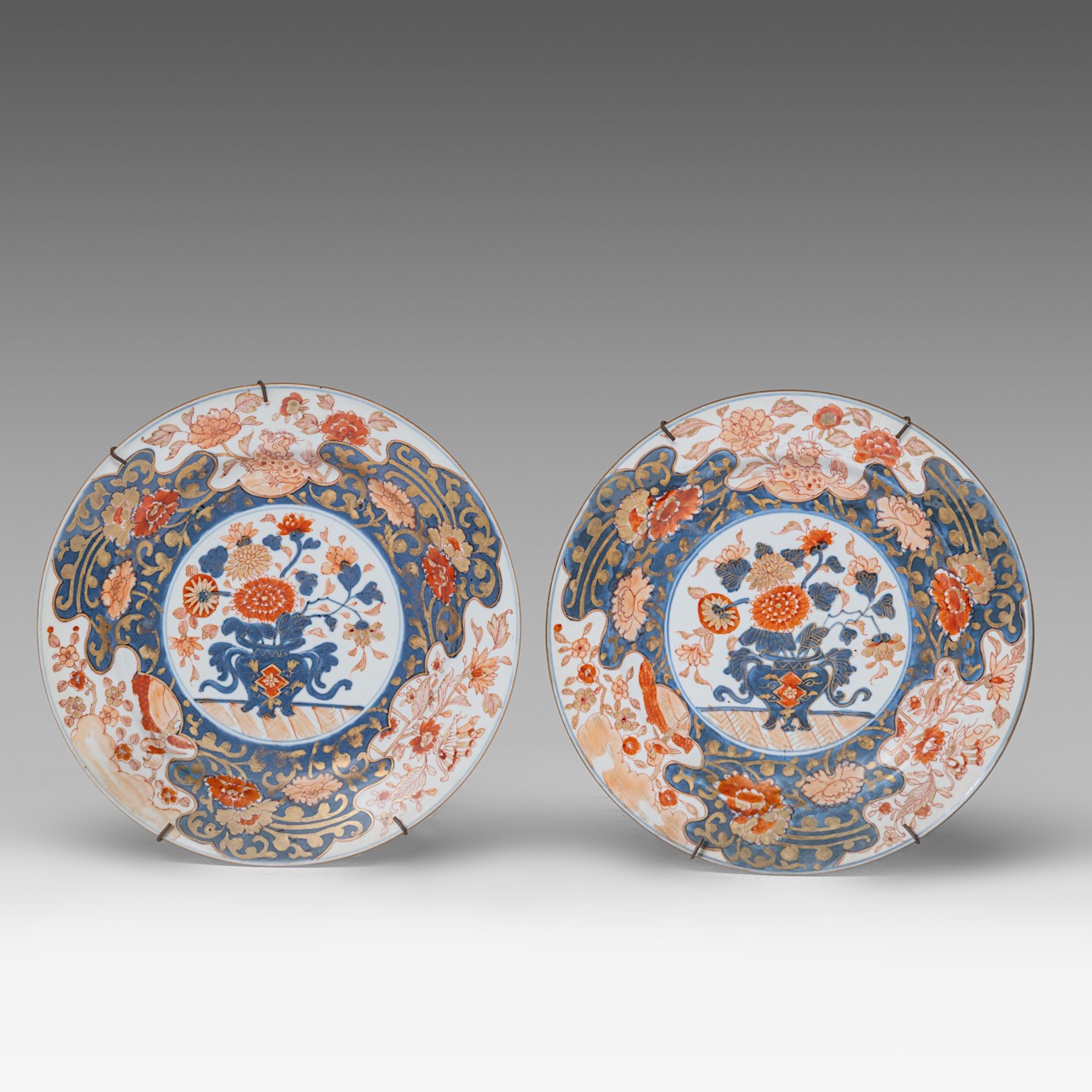 A series of six Chinese Imari 'Flower Basket' dishes, 18thC, dia 23 cm - Image 6 of 7