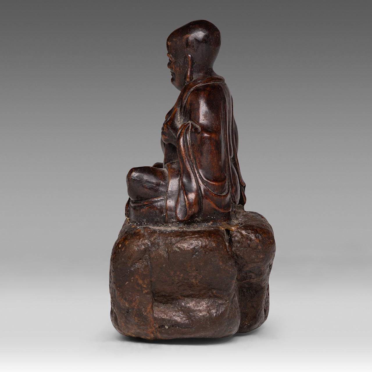 A finely carved wooden figure of 'Open Heart Gobaka Arhat (Luohan)', fixed on rock work, 18thC/19thC - Image 3 of 8