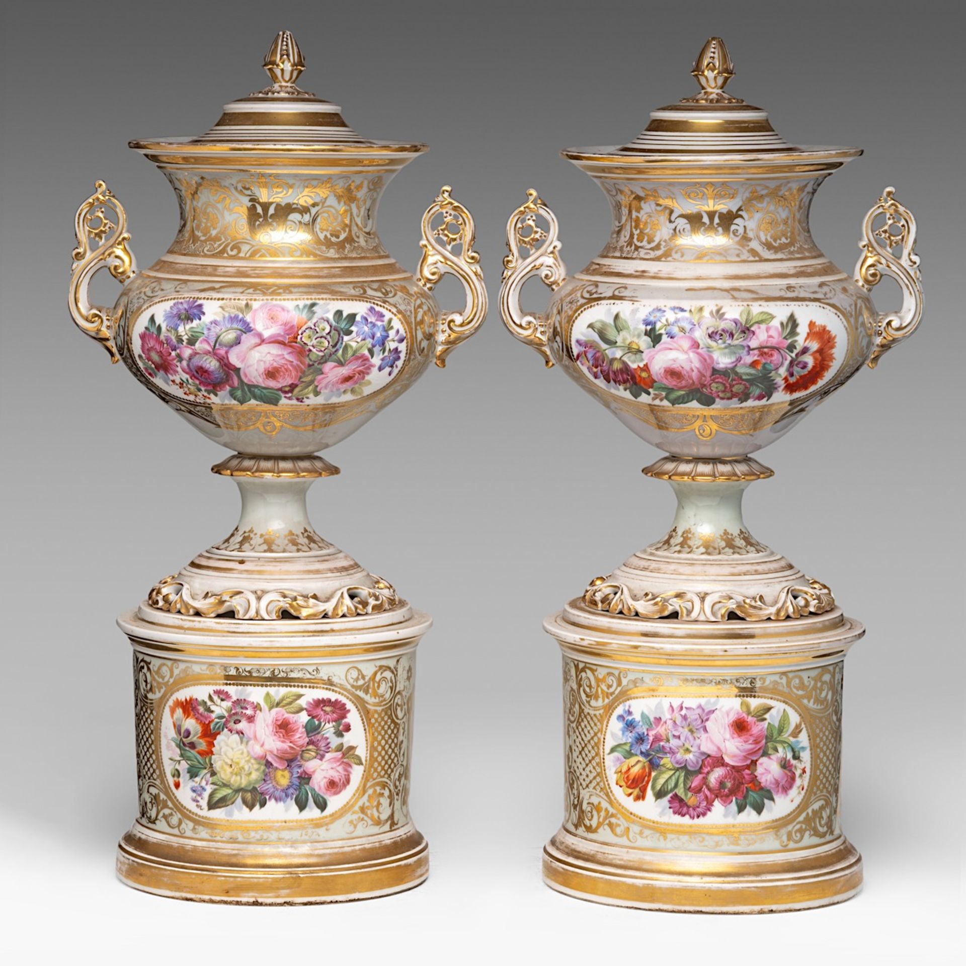A large pair of Napoleon III gilt and polychrome porcelain vases and covers on stands, late 19thC, H - Bild 3 aus 4
