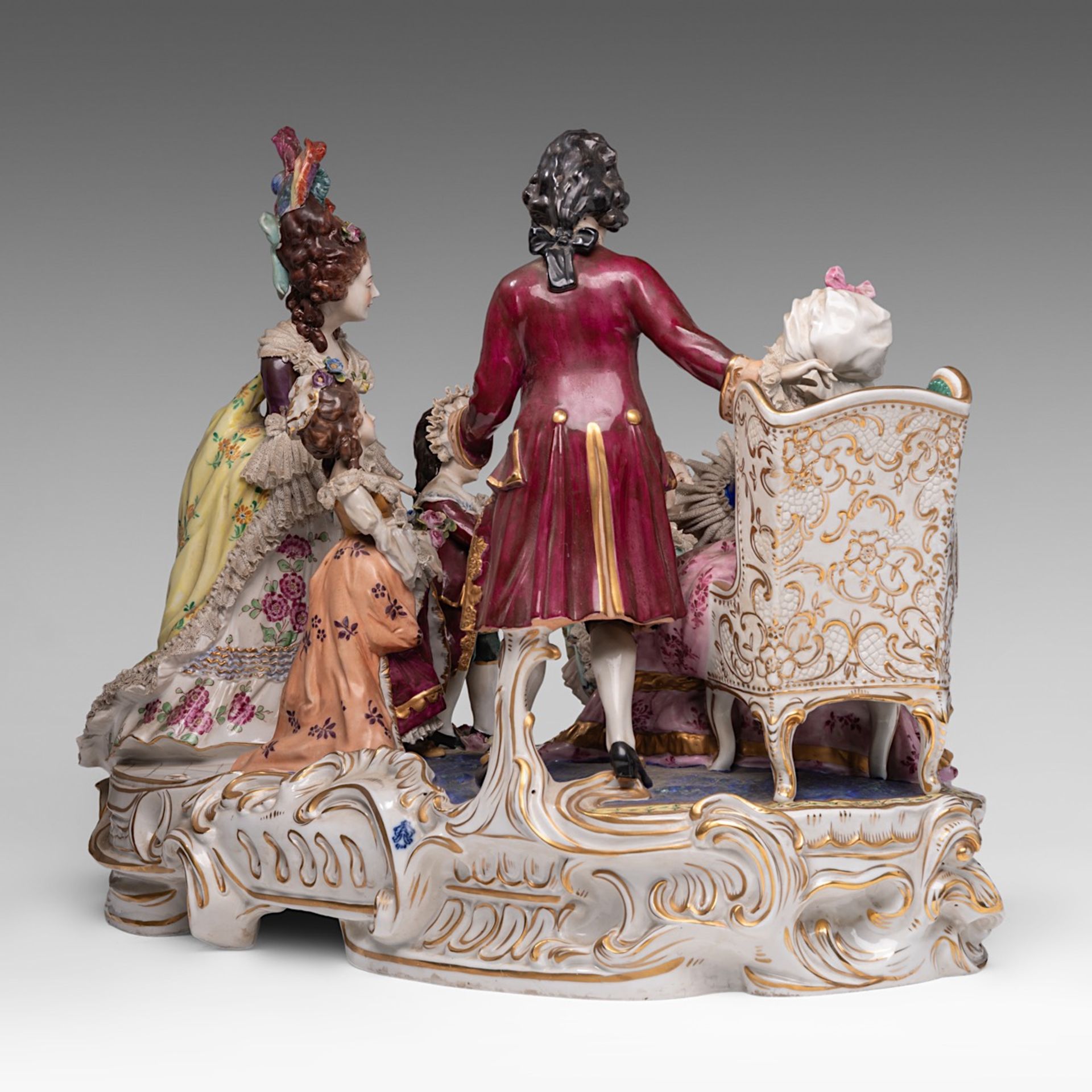 A large Saxony polychrome porcelain group depicting a gallant scene in a Rococo setting, H 40 - W 55 - Bild 5 aus 15