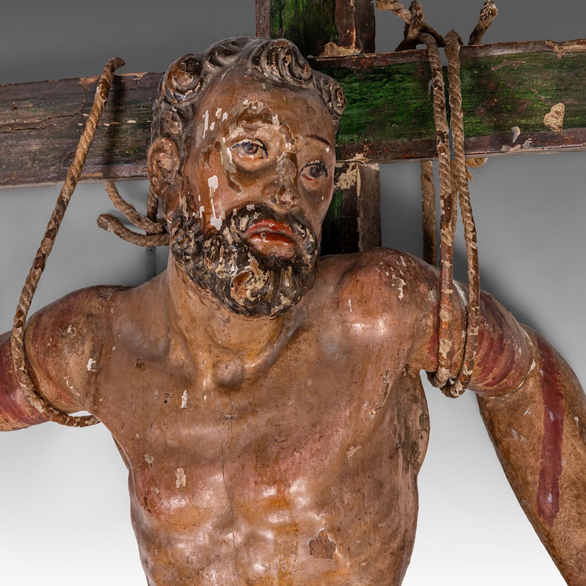 A large polychrome wooden sculpture of 'The Penitent Thief, Dismas', 16th/17thC, Spain, H 110 cm (th - Image 5 of 6