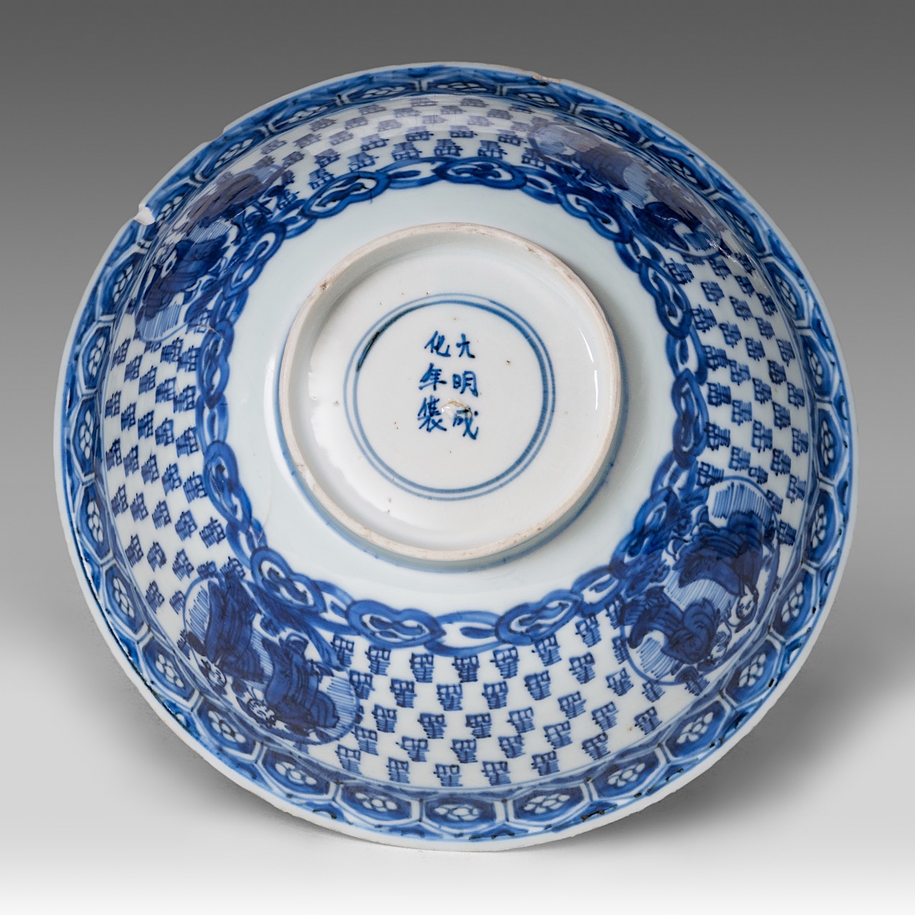 A Chinese blue and white 'Luohan' bowl, Wanli period, Ming dynasty, H 9 - dia 22,5 cm - Image 8 of 8