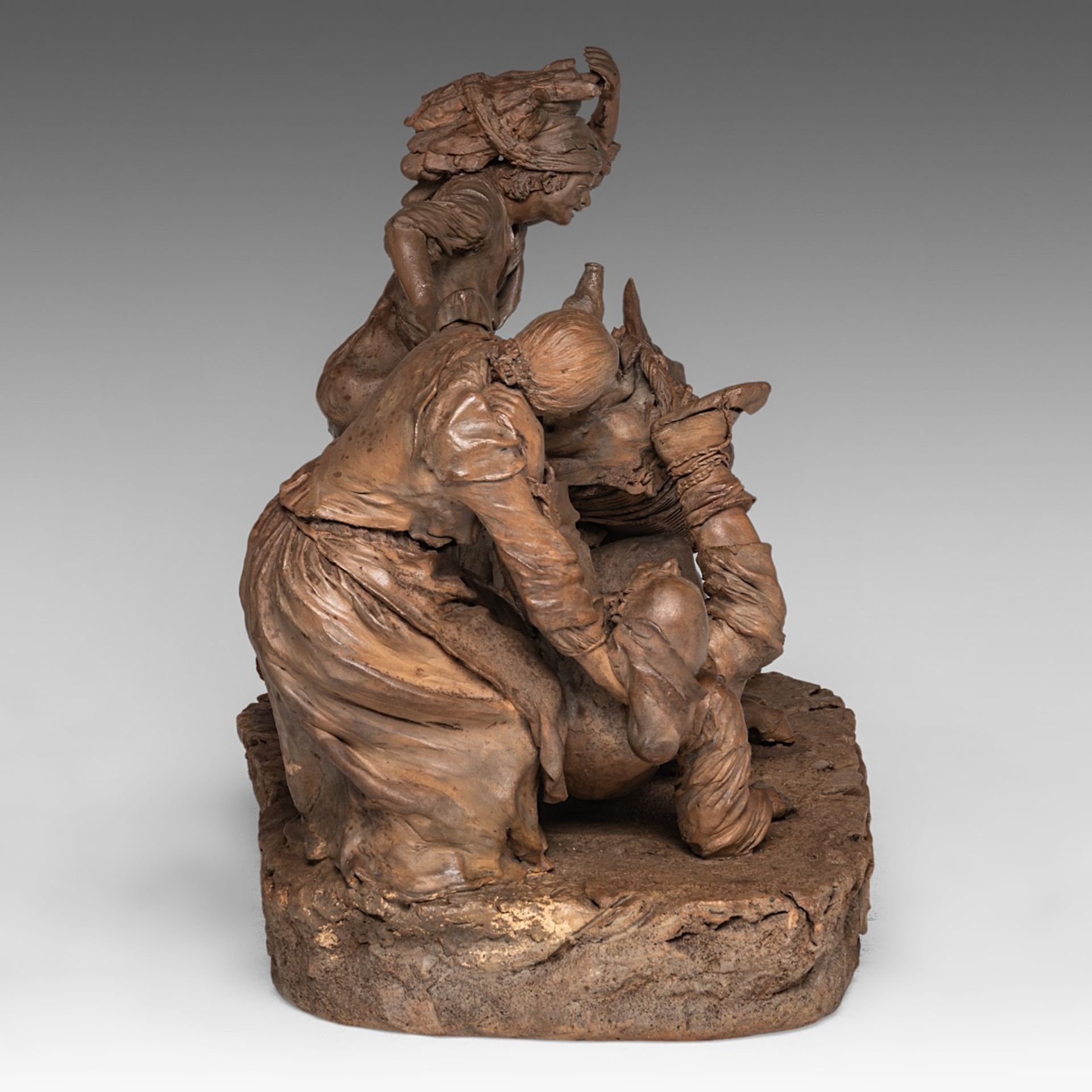 A fine terracotta group with an animated scene of a man falling off his mule, 19tC, H 29 - W 35 cm - Bild 5 aus 7
