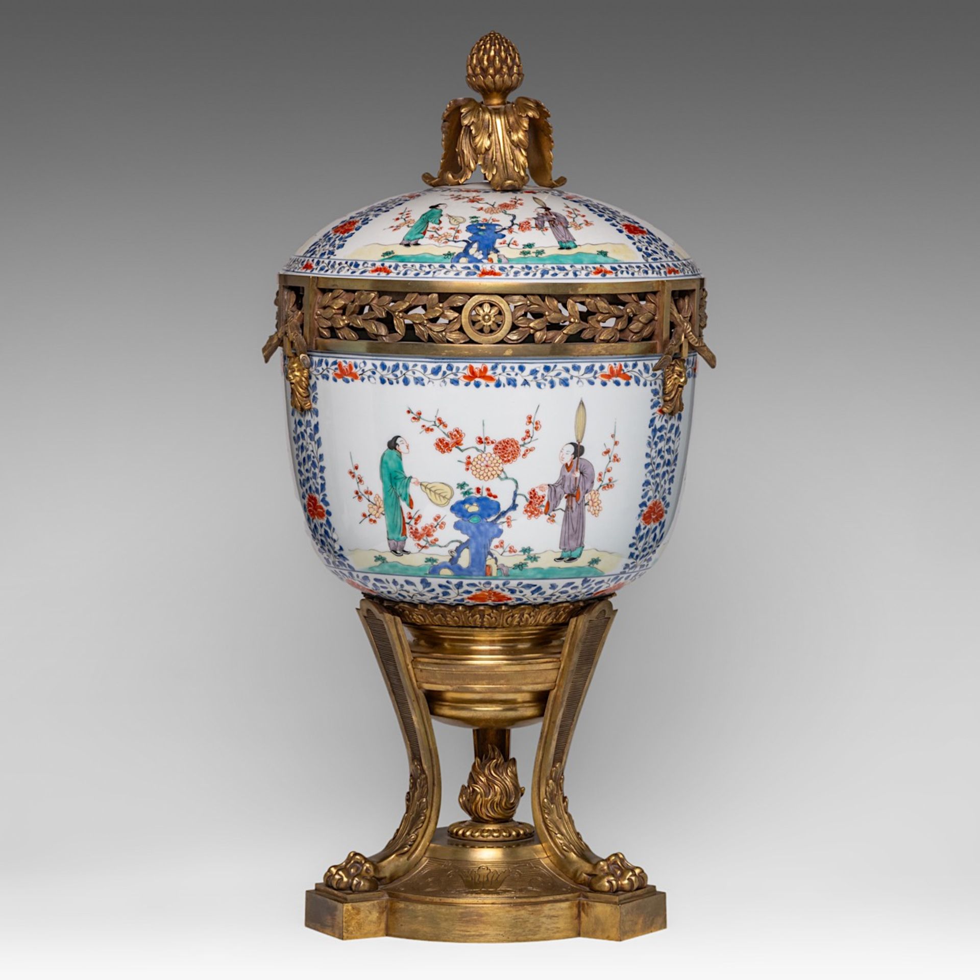 A Kakiemon-style tureen and cover, impressively mounted, late 18thC, total H 66 cm - Bild 3 aus 9