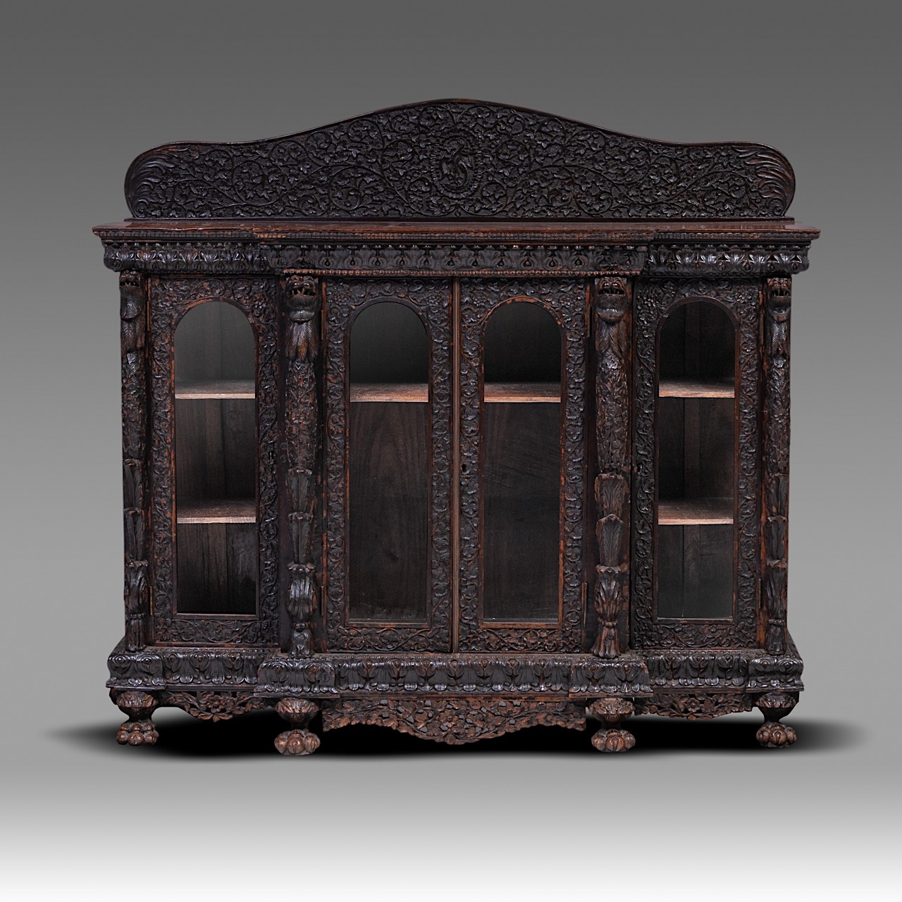 A carved hardwood Anglo-Indian display cabinet, 19thC, H 113,5 cm - W 130 cm - D 40 cm