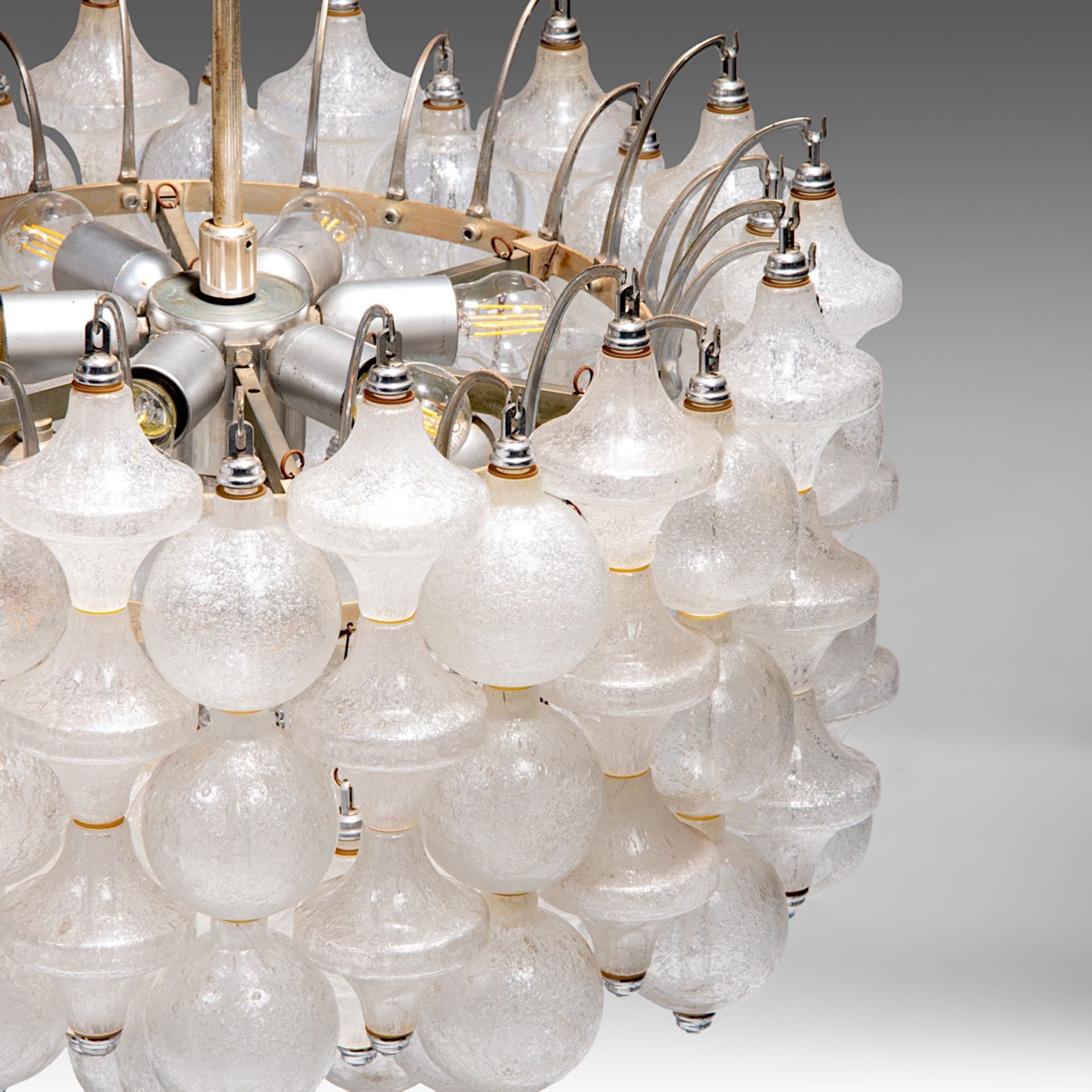 A '60s design Murano glass 'Tulipan' chandelier by J.T. Kalmar, H 88 - dia 57 cm - Bild 4 aus 6