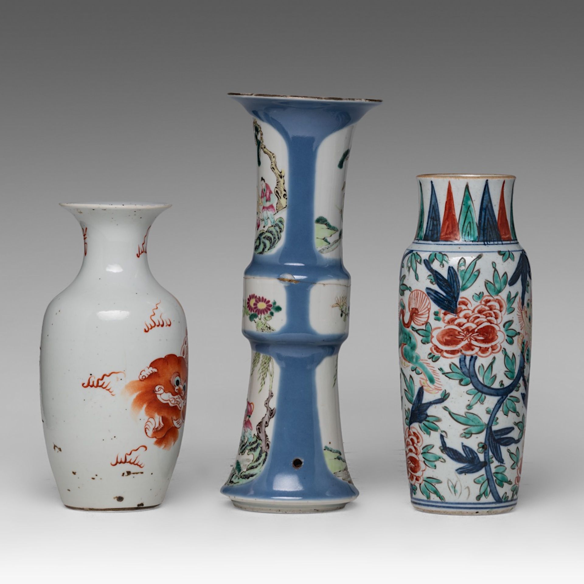 A collection of seven Chinese polychrome porcelain ware, 17thC, 19thC and 20thC, tallest H 30,4 cm ( - Image 5 of 17