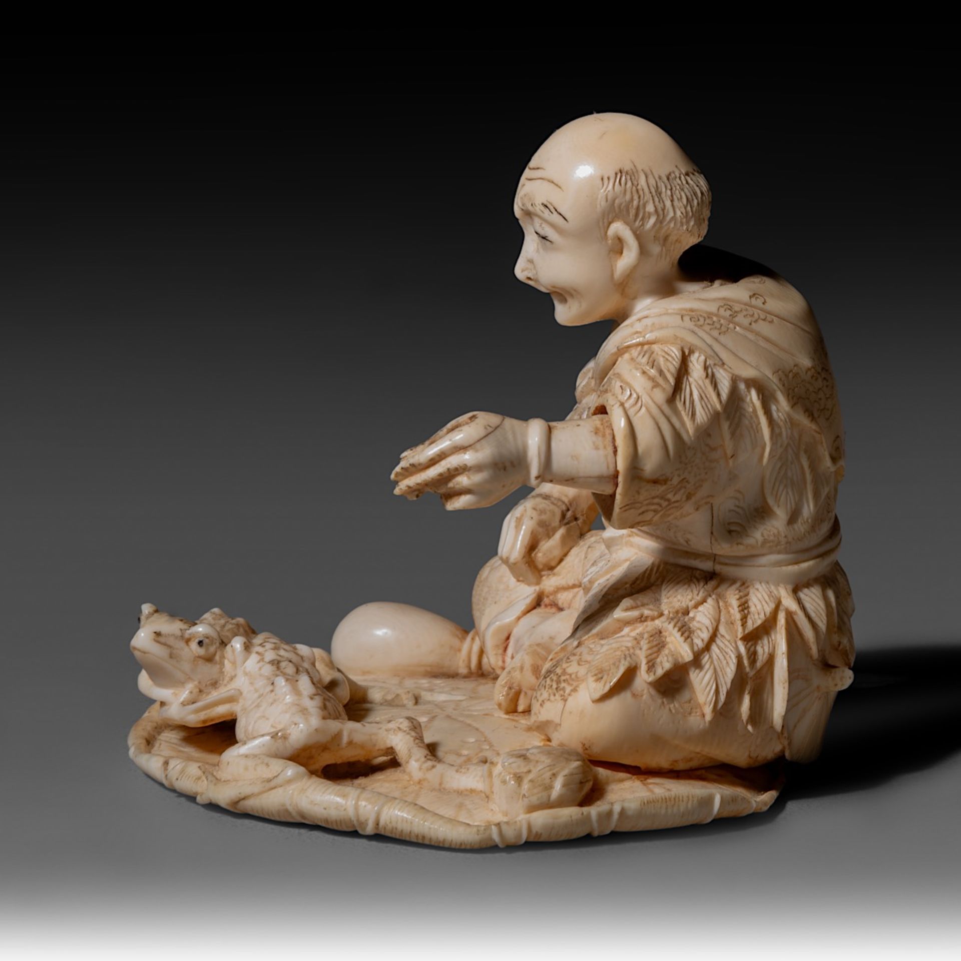 Two Japanese Meiji-period (1868-1912) ivory okimono; one depicts a man rowing a raft while a child s - Bild 14 aus 19