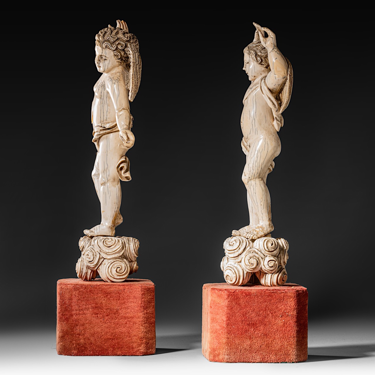 A pair of 17thC ivory angels, probably Indo-Portuguese, H (figures) 38,5 cm - total H 49 cm / 2862 - - Image 3 of 7
