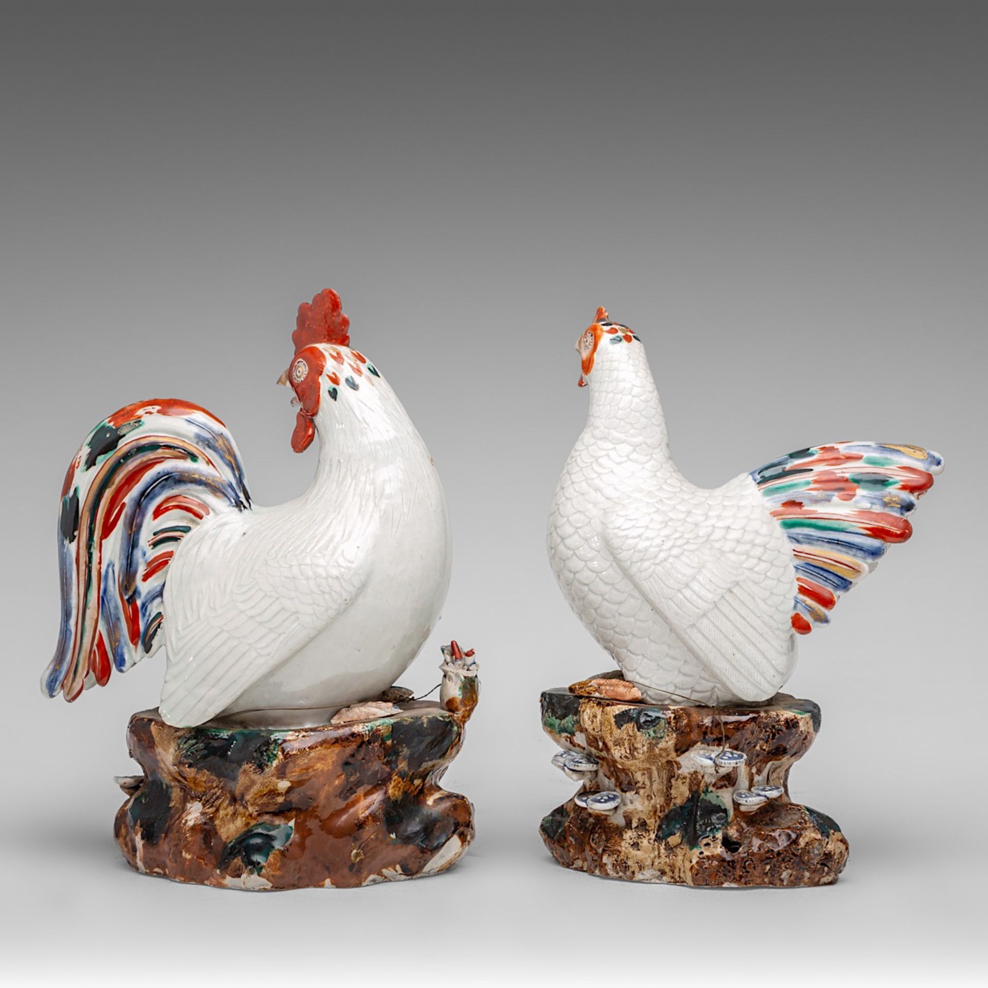 Two pairing Japanese Arita models of a Cockerel and a Hen, Edo period (late 17thC), H 25,5 - 26,4 cm - Image 4 of 7