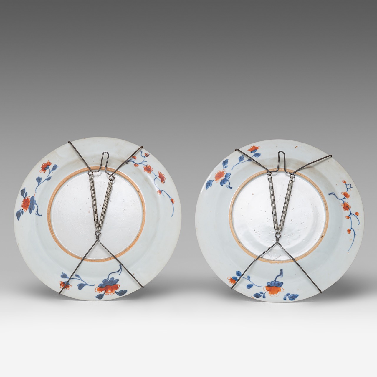 A series of six Chinese Imari 'Flower Basket' dishes, 18thC, dia 23 cm - Image 5 of 7