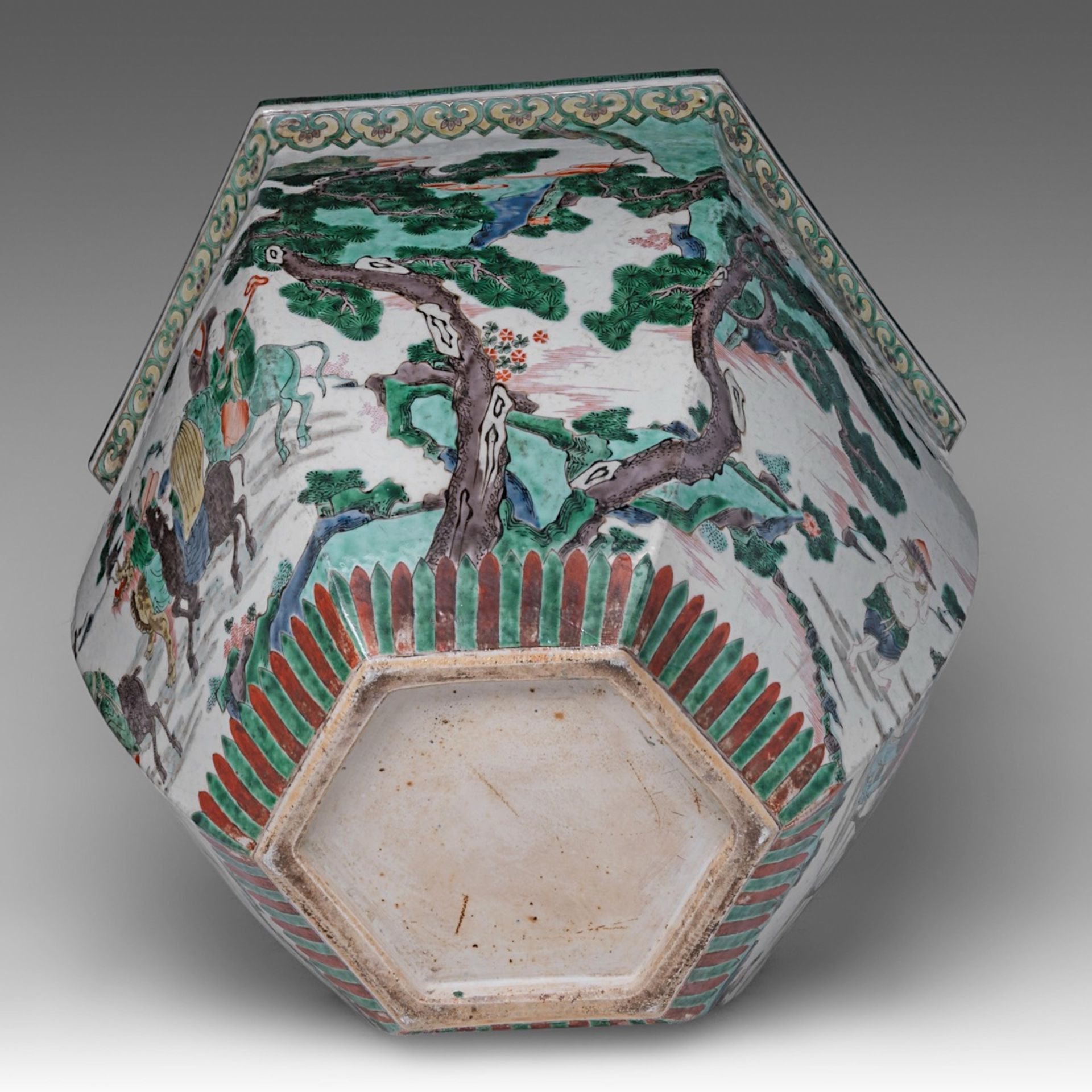 A Chinese famille verte 'Immortals' hexagonal jardiniere, Republic period/ 20thC, H 37 - W 46 cm - Image 6 of 6