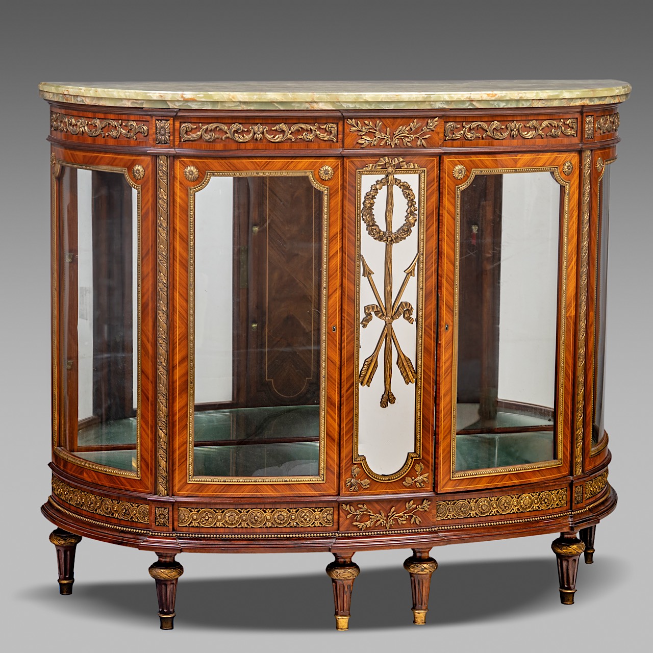 A Louis XVI-style display cabinet with a marble top and a mirror interior, H 110,5 cm - W 129 cm - D