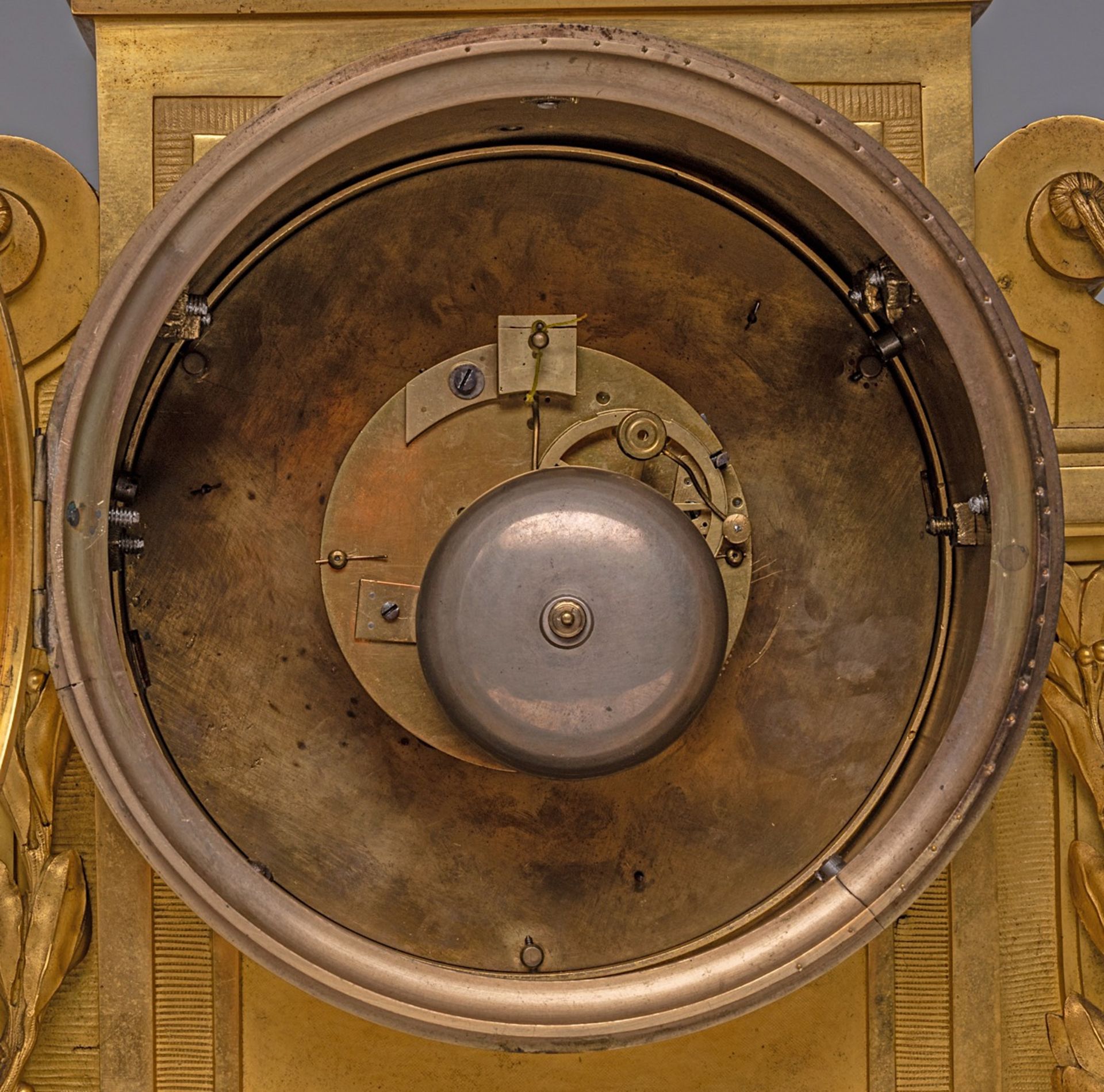 An imposing Neoclassical malachite and gilt bronze mantle clock, Chopin Felix factory, Saint Petersb - Bild 6 aus 7