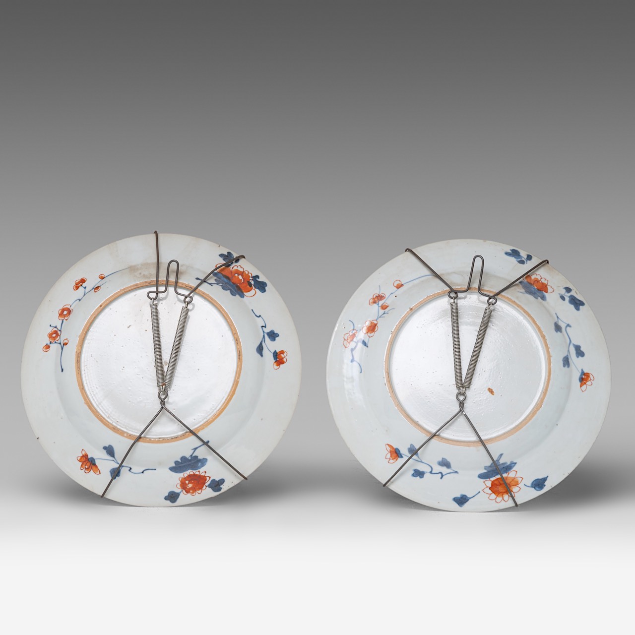 A series of six Chinese Imari 'Flower Basket' dishes, 18thC, dia 23 cm - Image 7 of 7