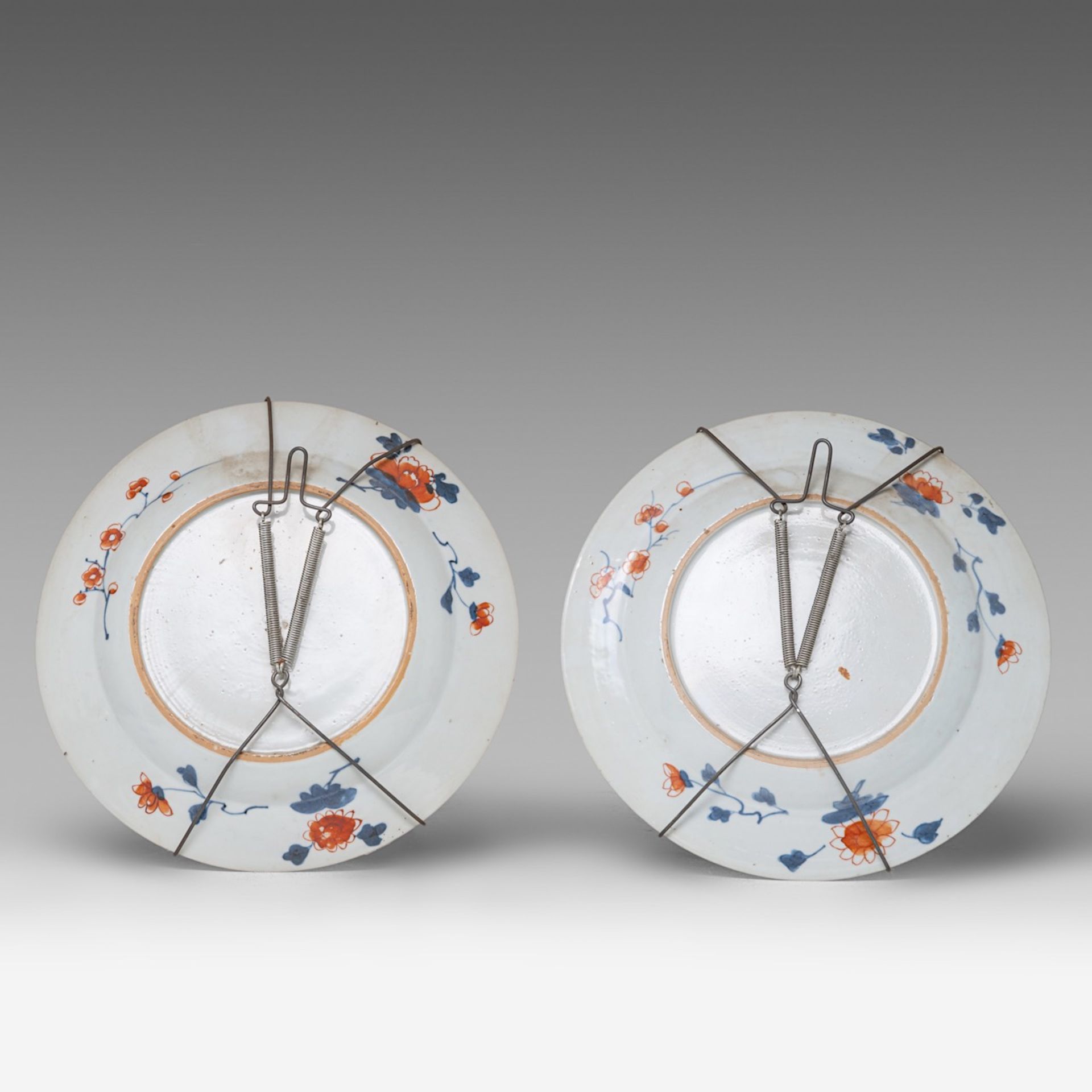 A series of six Chinese Imari 'Flower Basket' dishes, 18thC, dia 23 cm - Bild 7 aus 7