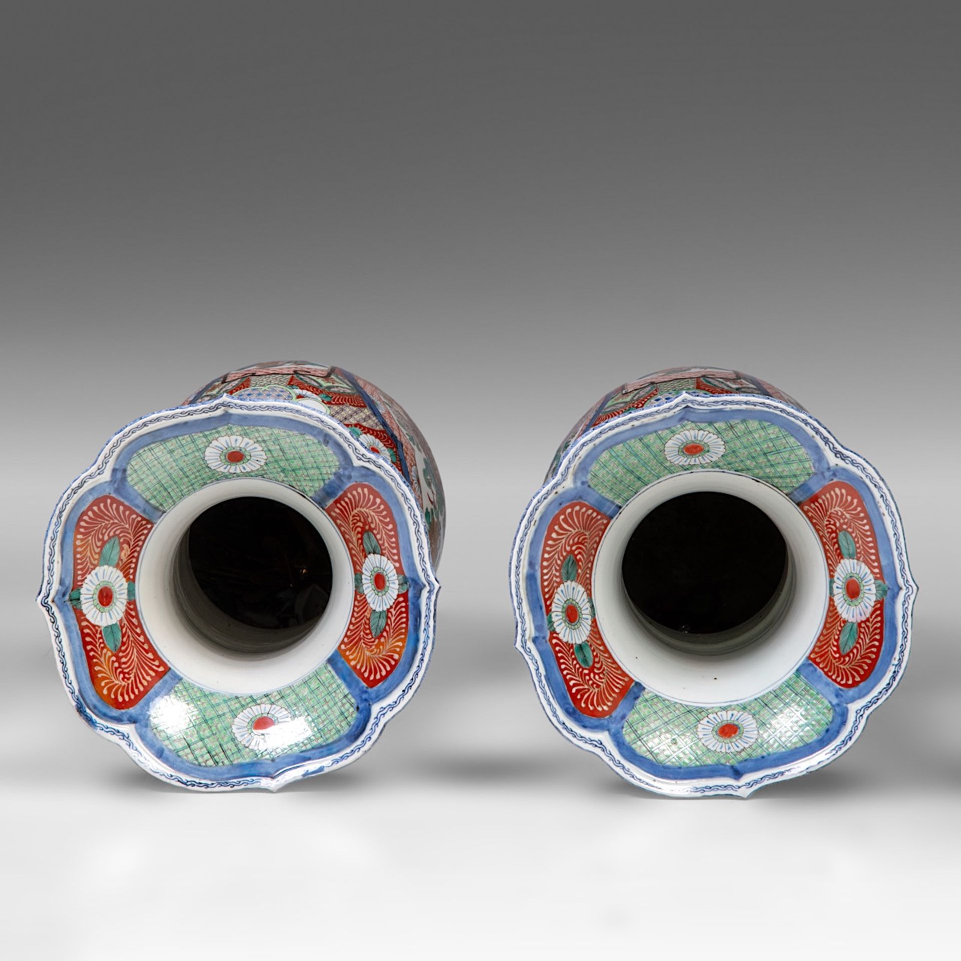 A pair of large Japanese Imari vases, 20thC, H 78 cm - Bild 5 aus 6