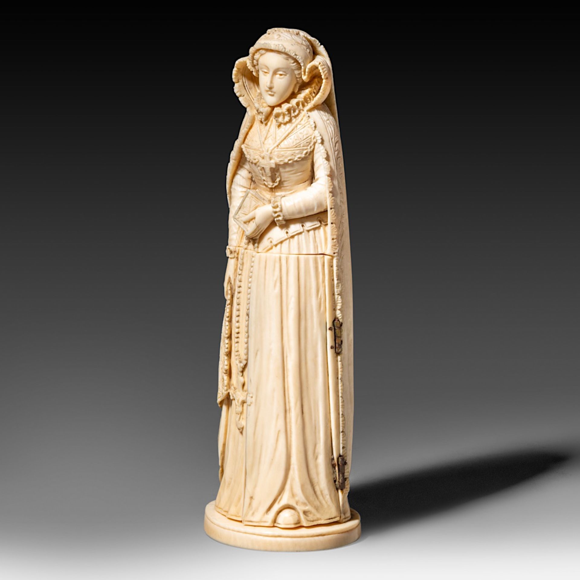 An ivory triptych sculpture of probably Mary Queen of Scots, French, 19thC, H 20 cm - 447 g (+) - Image 3 of 12