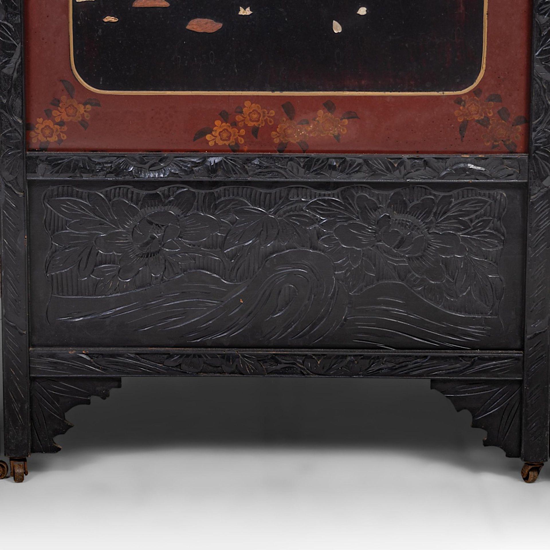 A Japanese Shibayama three-fold chamber screen, Taisho period (1912-1926), Total H 181 cm - W 160 cm - Bild 8 aus 11