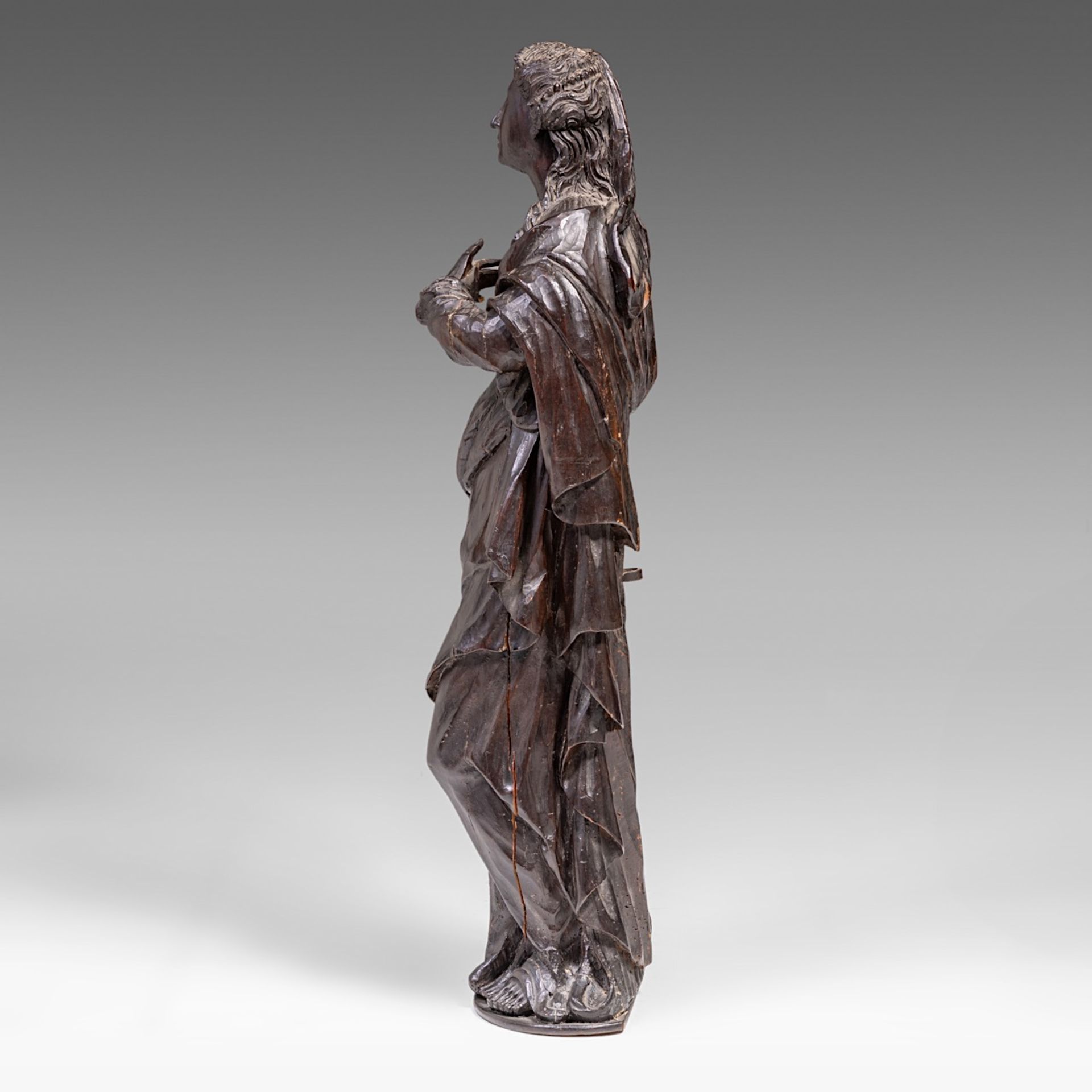 A carved wooden sculpture of Saint Barbara, on a matching console, H 139 cm (total) - Bild 6 aus 10