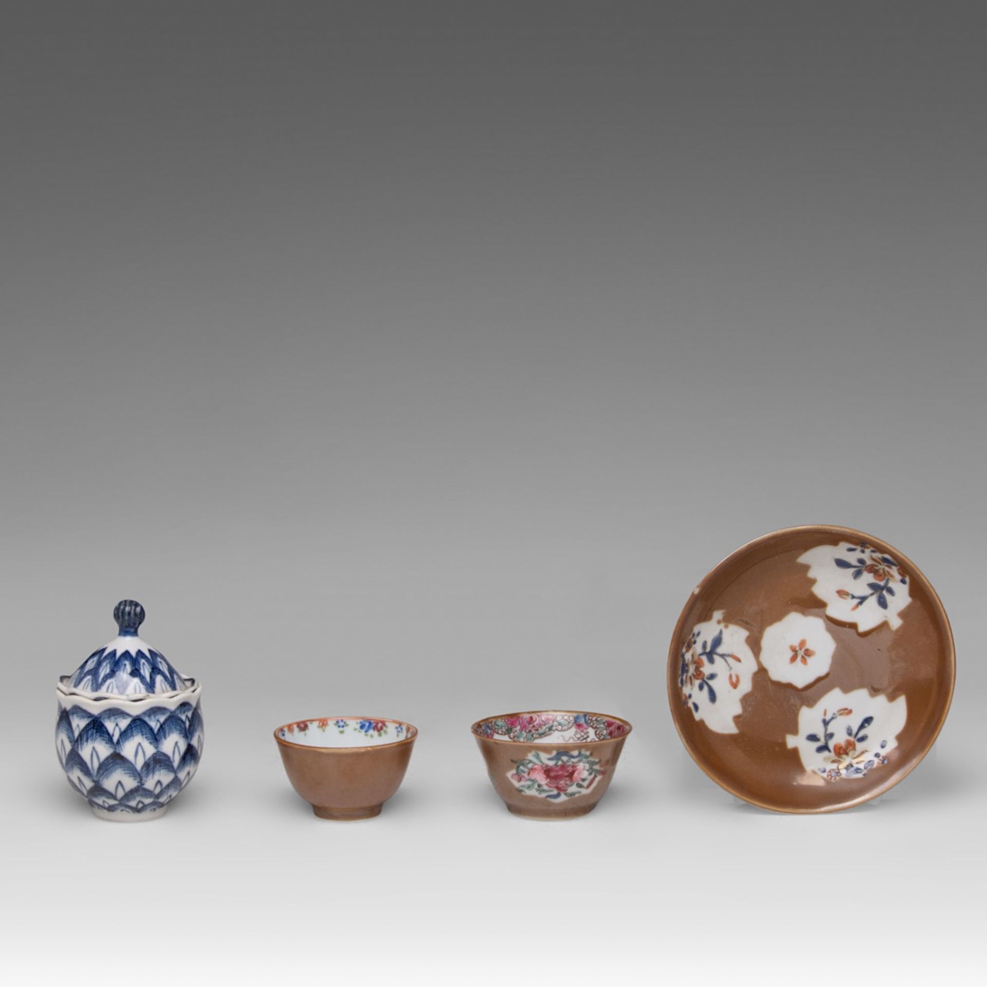 A small collection of Chinese medicine jars, late Qing and Kangxi period - and cafe-au-lait tea ware - Bild 8 aus 13