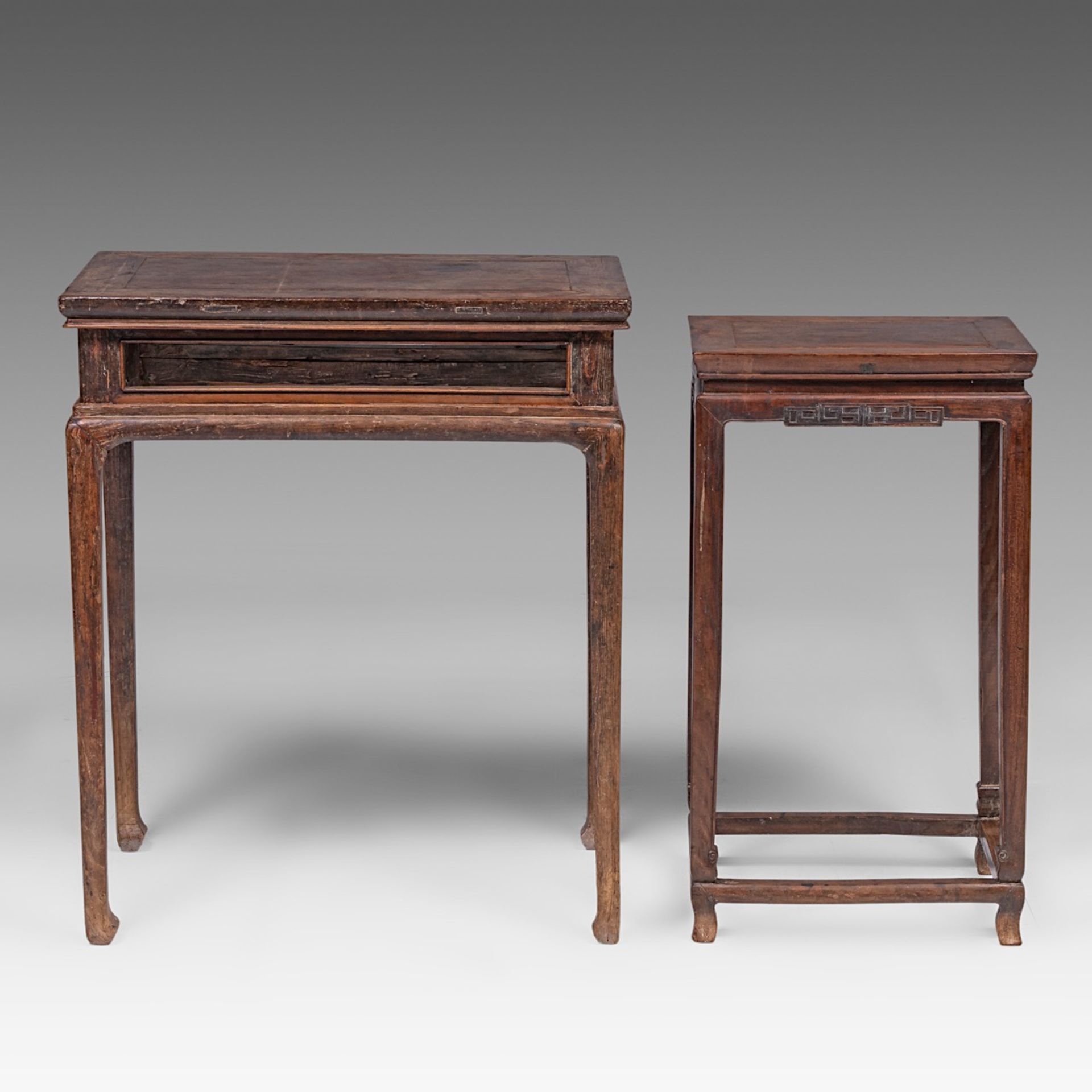 Two Chinese hardwood side tables, mid - late Qing dynasty, largest H 82 - 69 x 42 cm - Bild 4 aus 7
