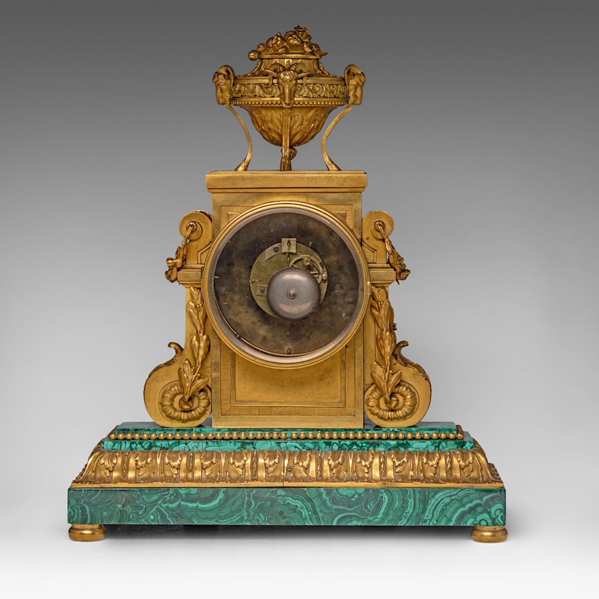 An imposing Neoclassical malachite and gilt bronze mantle clock, Chopin Felix factory, Saint Petersb - Bild 4 aus 7