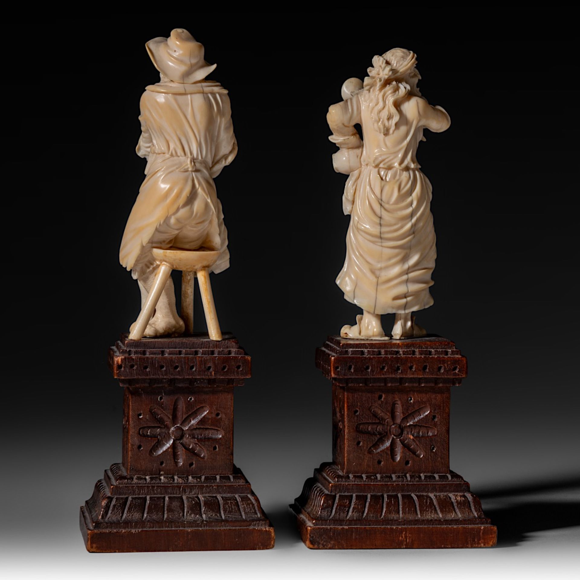 Two 19th-century French or German ivory folk figures (+) - Bild 4 aus 6