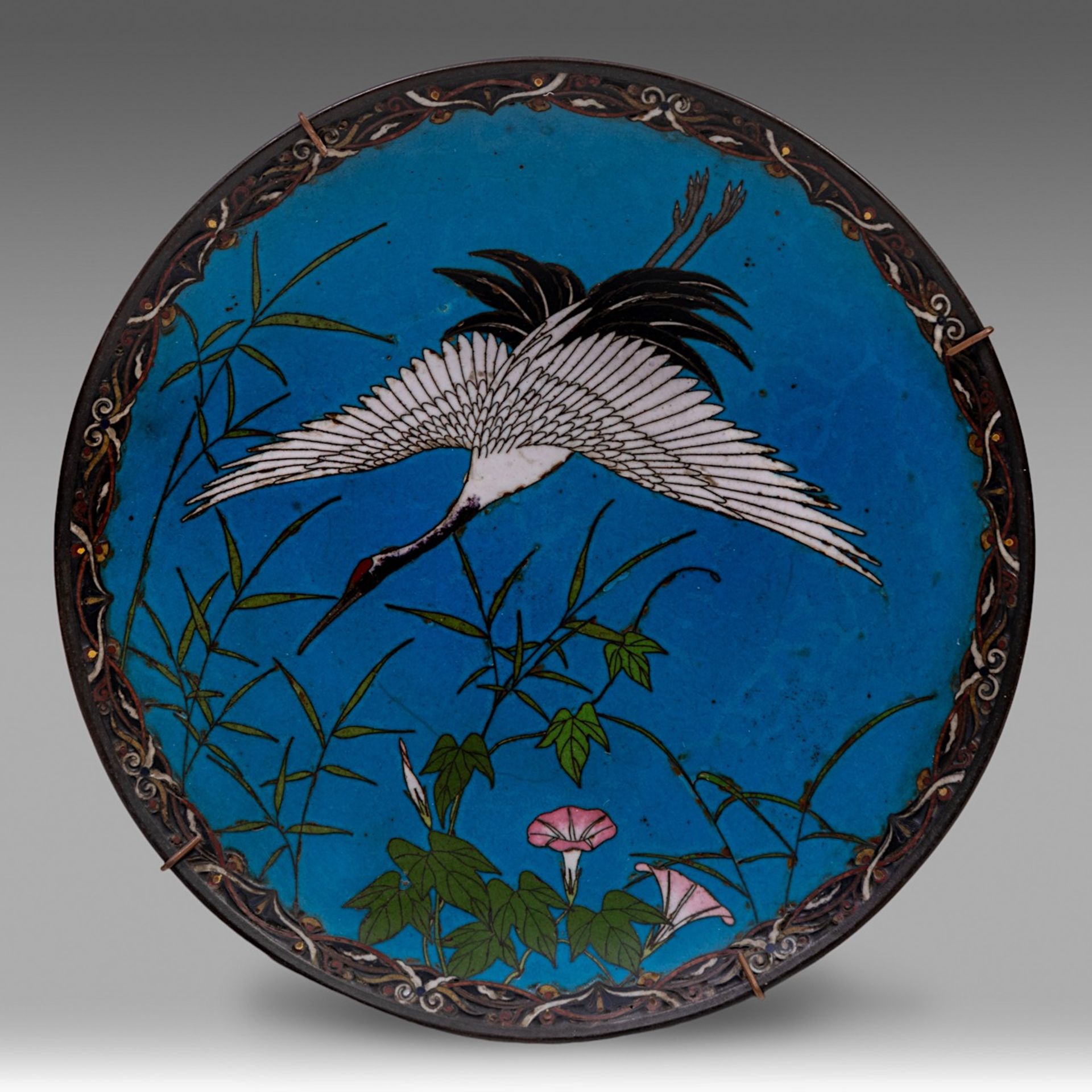 A matching assembled set of three Japanese cloisonne enamelled dishes with scenes of cranes, late Me - Bild 3 aus 5