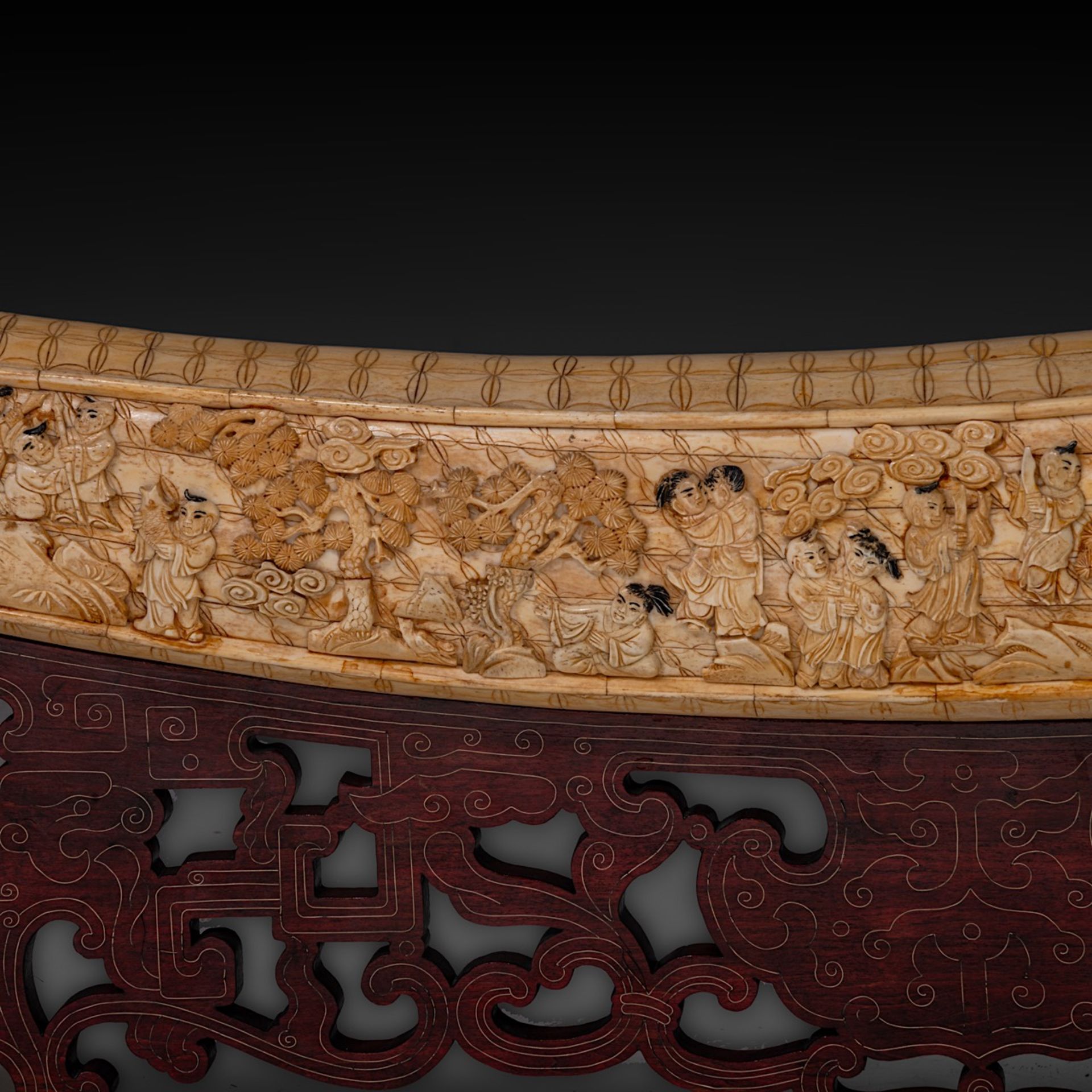 Tusk made from sculpted bone slats, Qing/Republic period, inner arch 165 cm - outer arch 175 cm - Bild 12 aus 13
