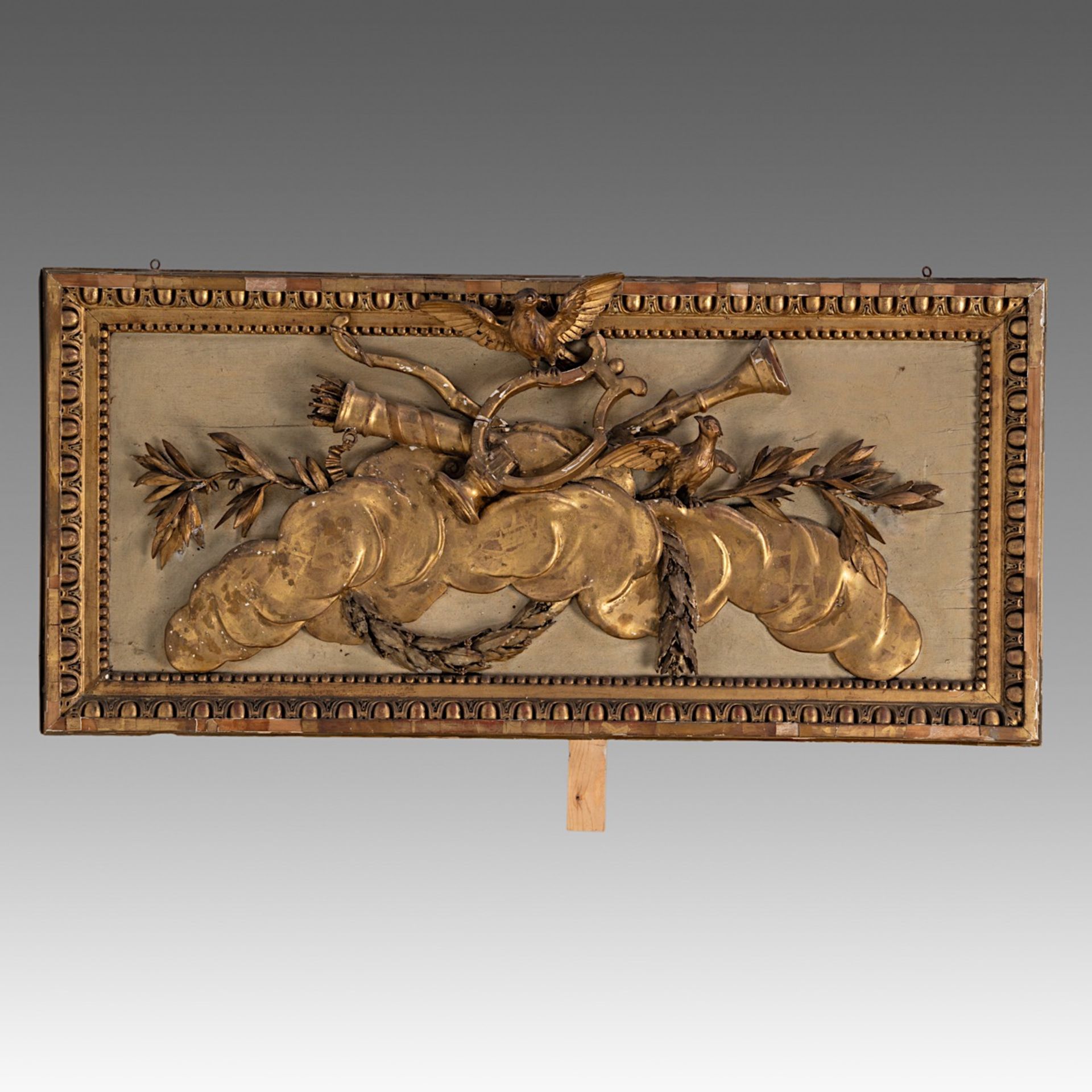A Louis XVI giltwood trumeau mirror, decorated with a trophy on top, H 270 - W 118 cm - Bild 4 aus 8