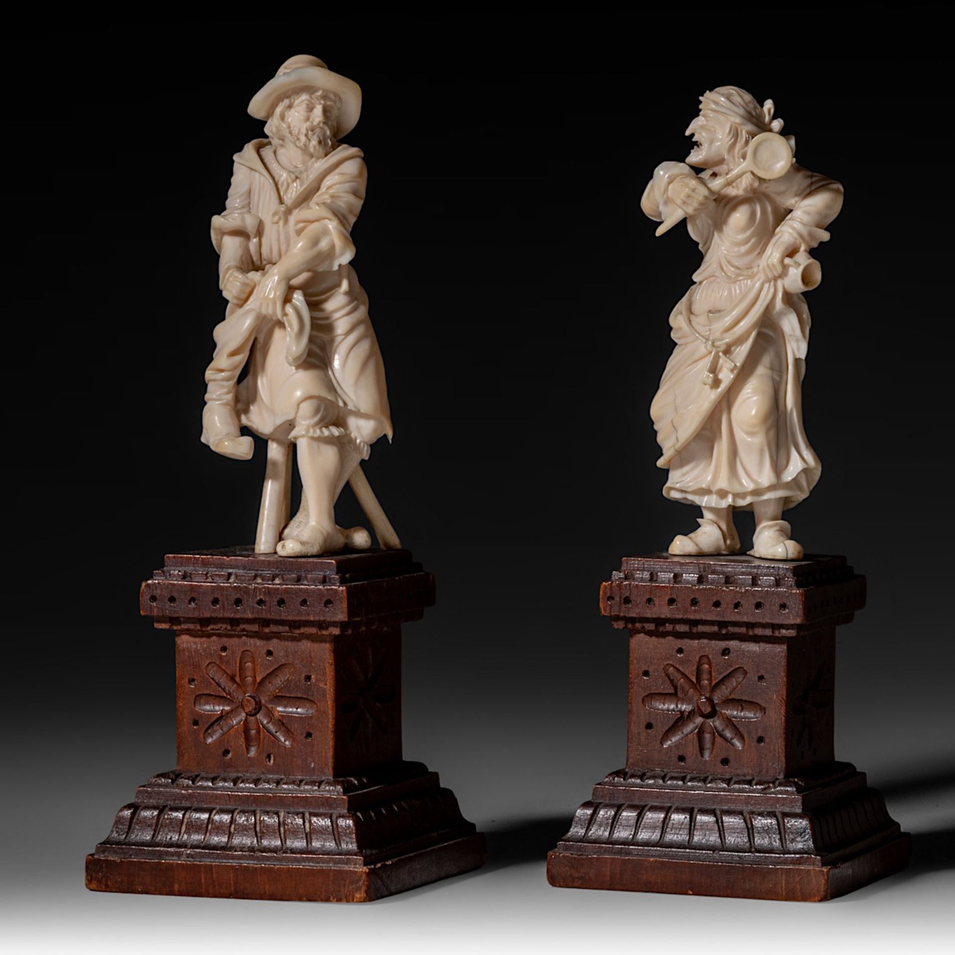 Two 19th-century French or German ivory folk figures (+) - Bild 2 aus 6